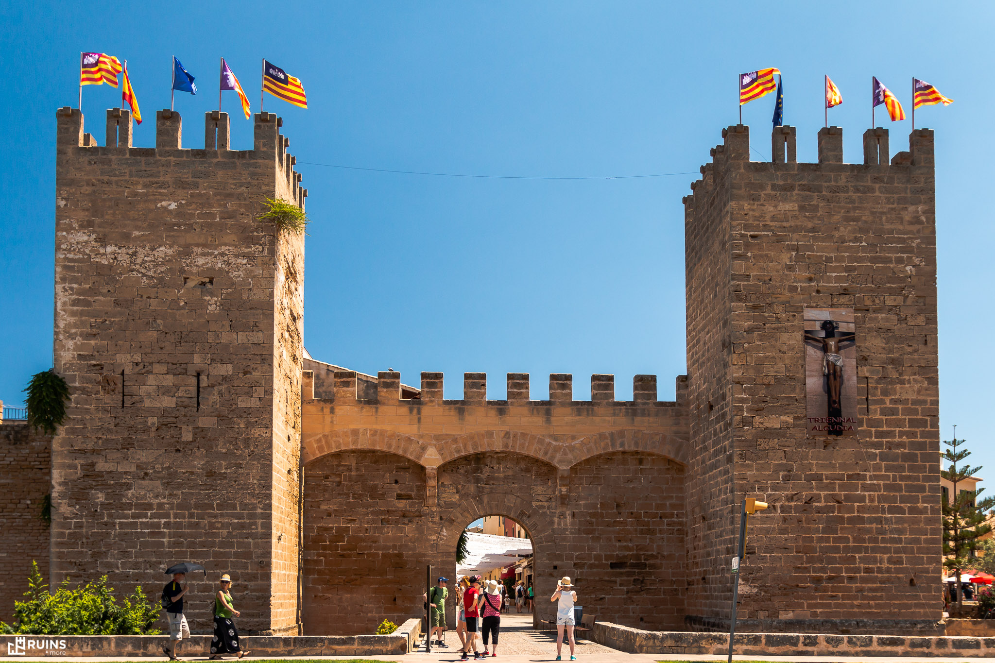 Ворота Порта-дель-Молл в крепость города. Алькудия, Майорка, Испания. Романский стиль. XIV век
