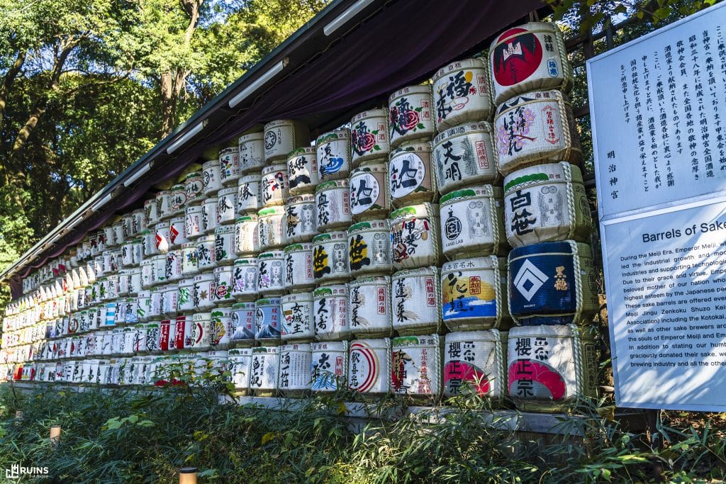 Бочки сакэ на пути к святилищу Мэйдзи
