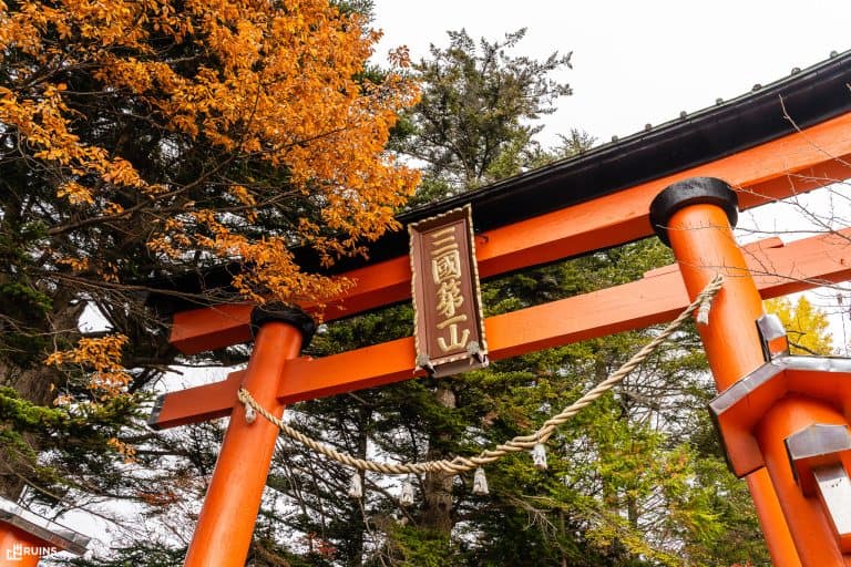 Табличка =Гора №1 в Трёх Королевствах= на ториях