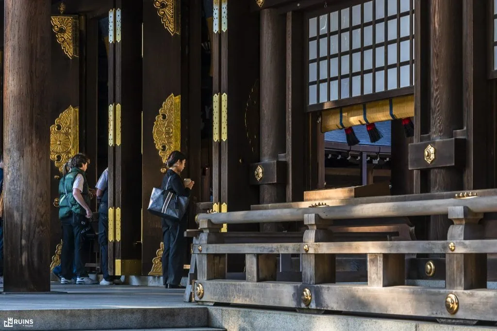 У внешнего хайдена (молитвенного здания) святилища Мэйдзи