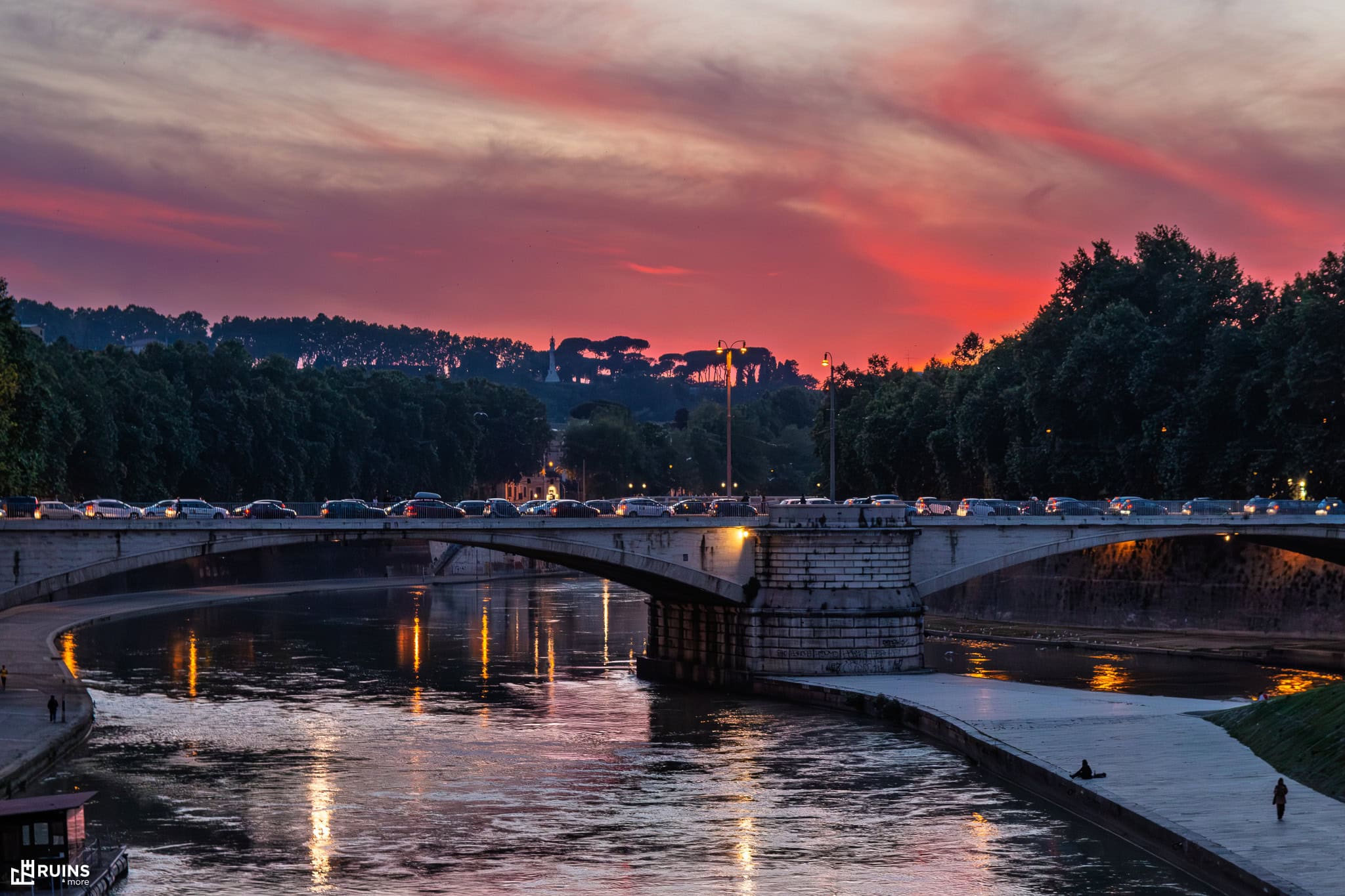 Автодорожный арочный мост через реку Тибр на закате. Рим, Италия. Неоклассицизм. Начало XX в.