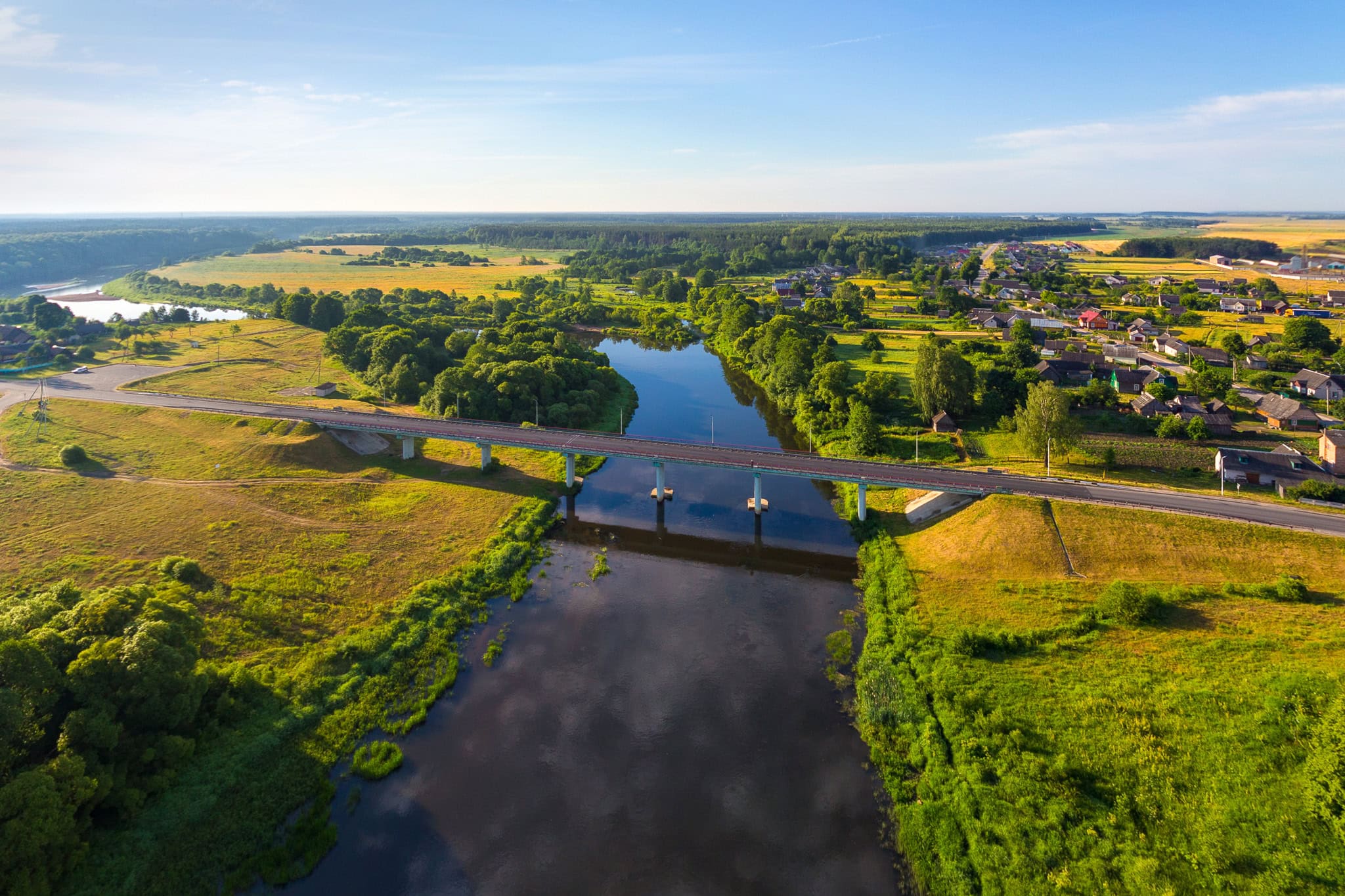 Автомобильный мост через реку Вилия. Михалишки, Беларусь. Фото В. Малышчиц