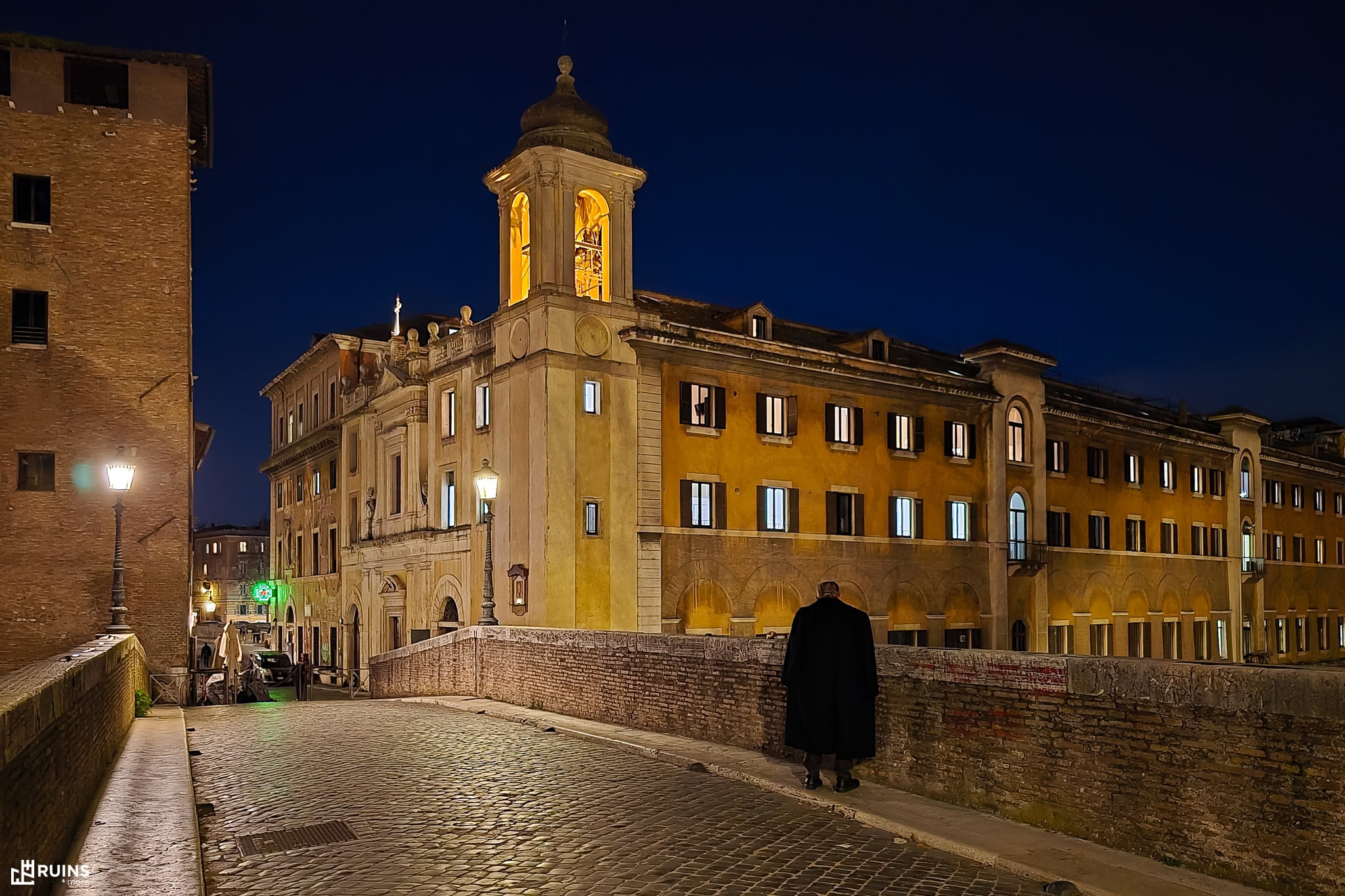 Человек в чёрном на старейшем римском мосту Ponte Fabricio через реку Тибр. 62 г. до н. э.. Рим, Италия.