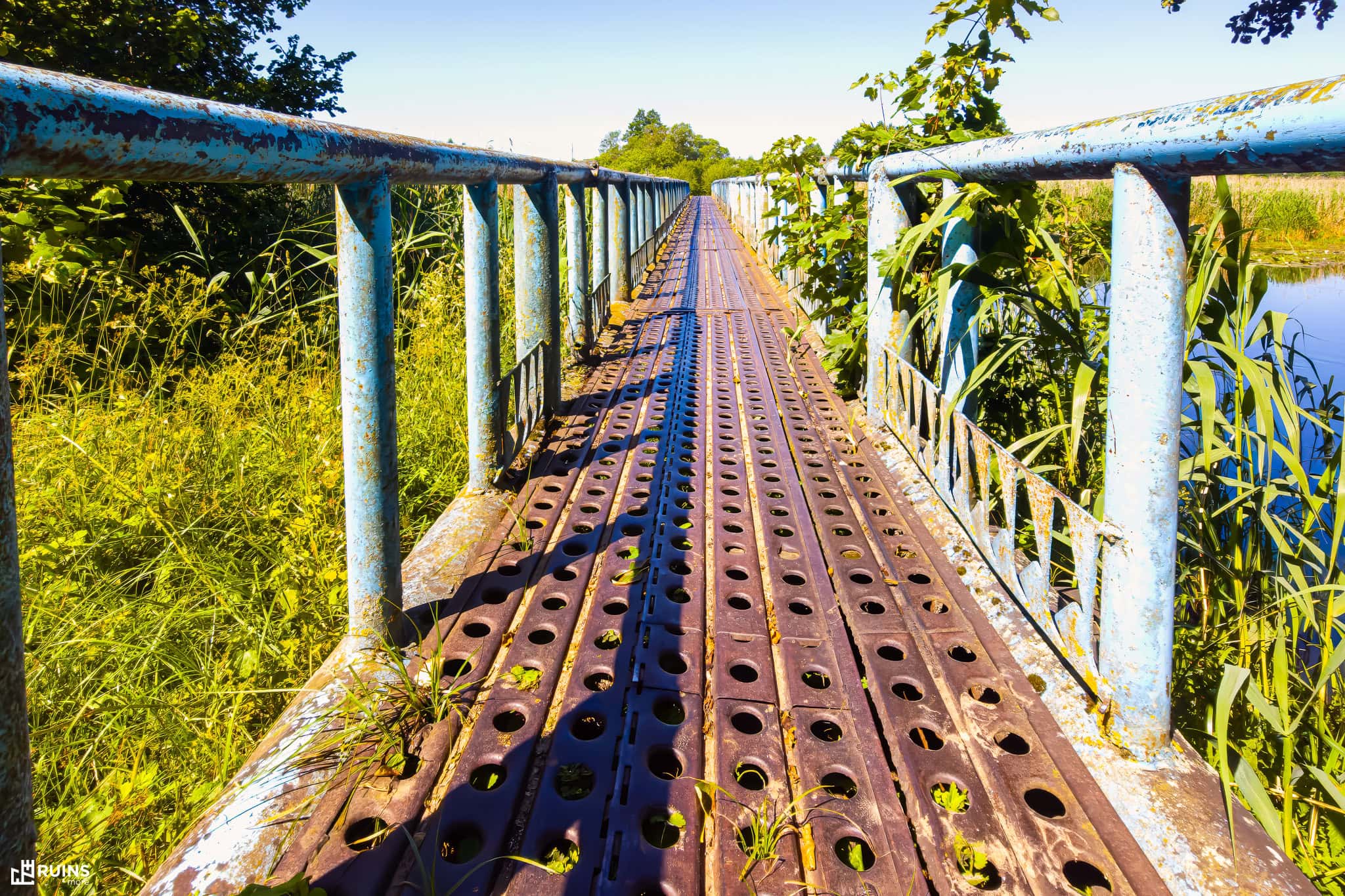 Перфорированный пешеходный мост через р. Дитва. Белогруда, Беларусь