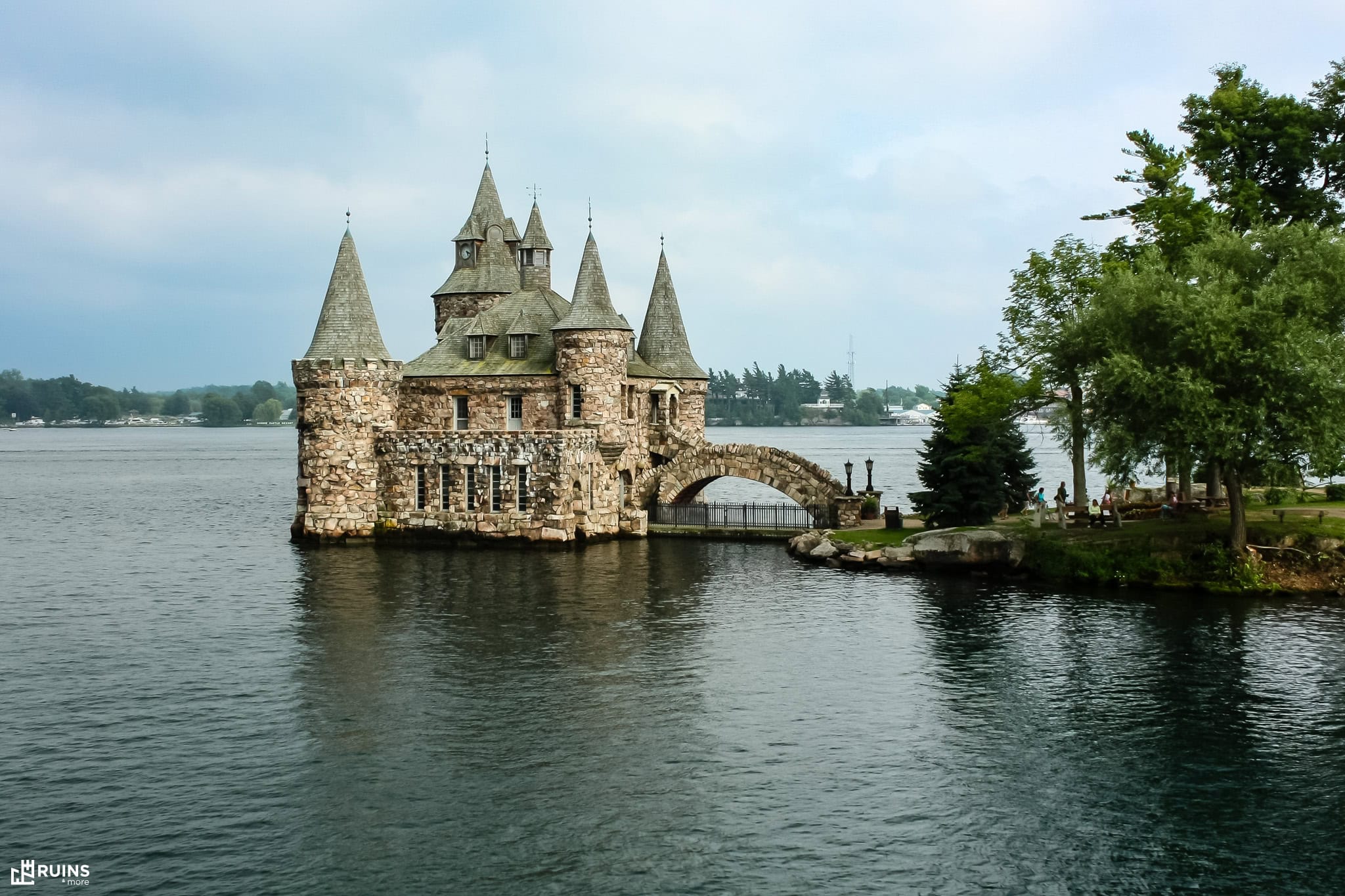 Декоративный мост к электростанции острова Харт, стилизованной под замок Болдта. Протока реки Св. Лаврентия, архипелаг Тысяча островов, штат Нью-Йорк, США. Историзм, начало XX в.