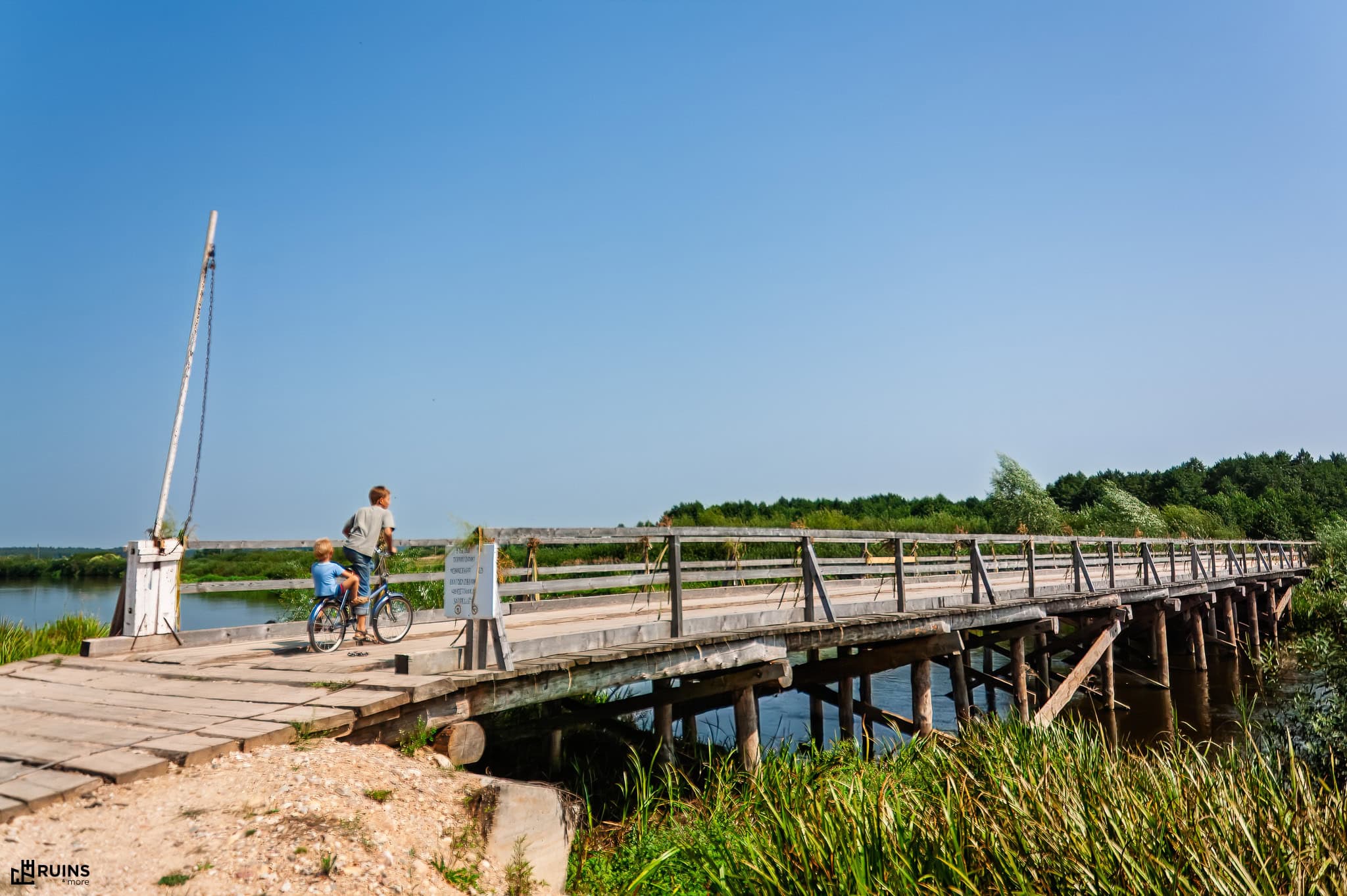 Деревянный мост к Лавришевскому монастырю через протоку реки Неман. Около д. Лавришево, Беларусь. Народная деревянная мостовая архитектура XX в.