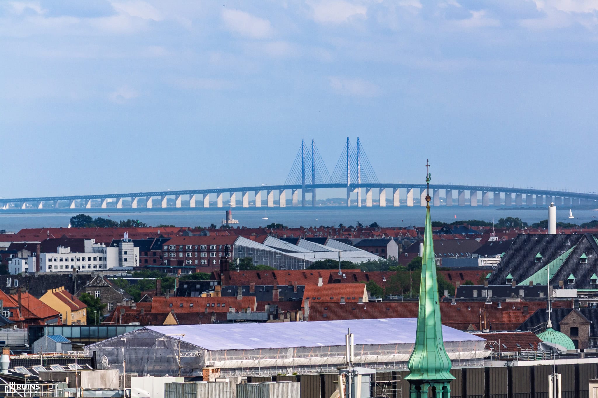 Эресуннский мост через пролив Эресунн, соединяющий Данию и Швецию. Вид из Копенгагена, Дания. Комбинированный автодорожно-железнодорожный мост с вантовым пролётом. 1995–2000 гг.