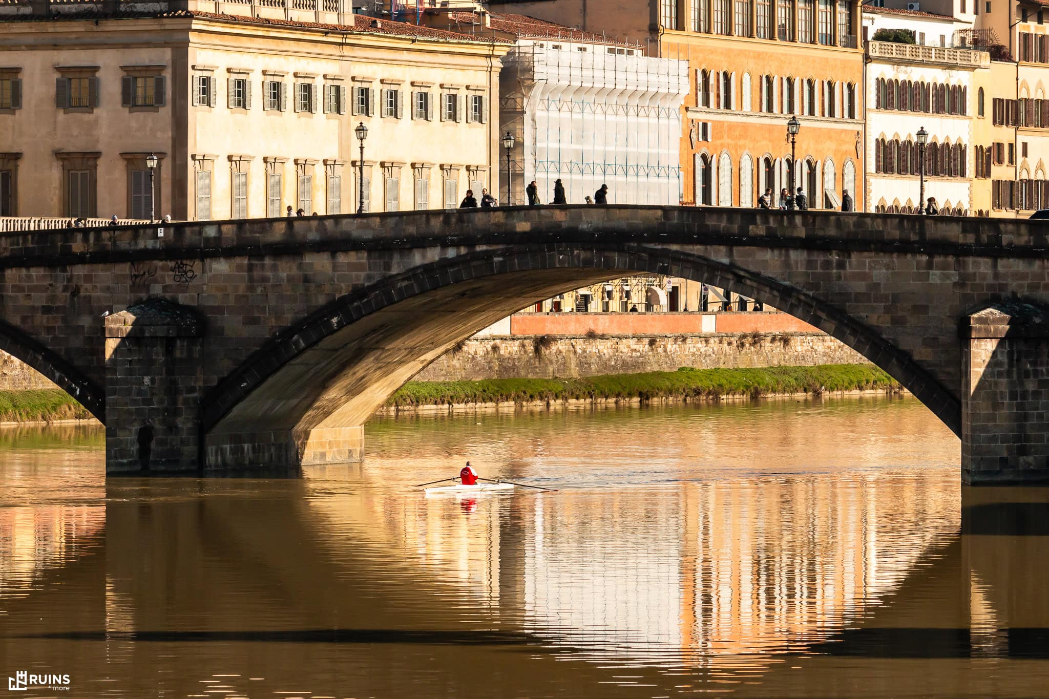 Гребец в арке моста Понте Санта-Тринита (Ponte Santa Trinita) через р. Арно. Флоренция, Италия. Поздний Ренессанс, 1567–1570 гг. (воссоздан после разрушения во Вторую мировую войну)