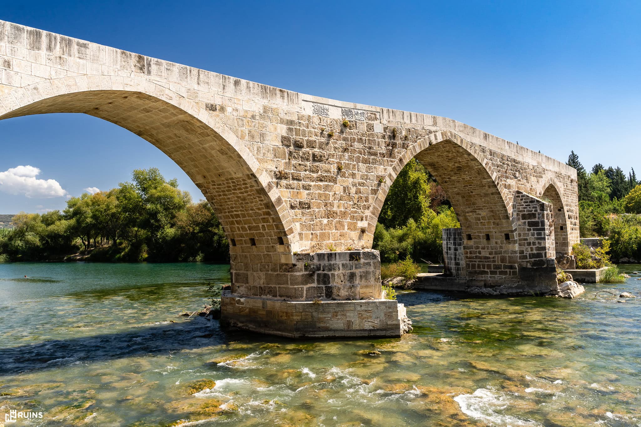 Изогнутый мост Эвримедонта, построенный турками-сельджуками в XIII в. на базе римского моста IV в. до н.э. Близ Аспендоса, Турция