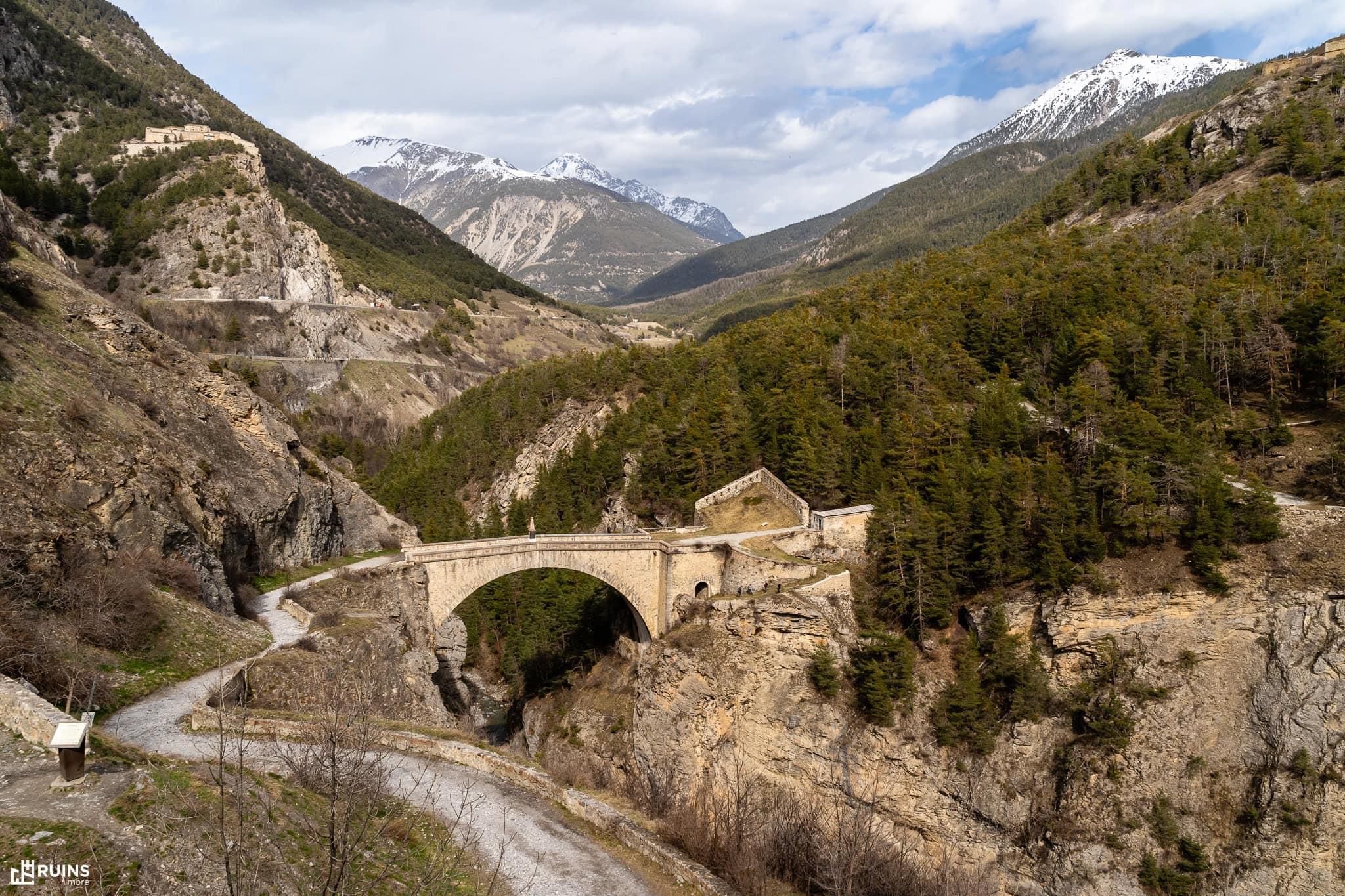 Каменный арочный мост Пон д’Асфель (Pont d’Asfeld) через ущелье р. Дюранс с примыкающим к нему бастионом. Бриансон, Франция. Фортификационная архитектура XVIII века в традициях школы Вобана.