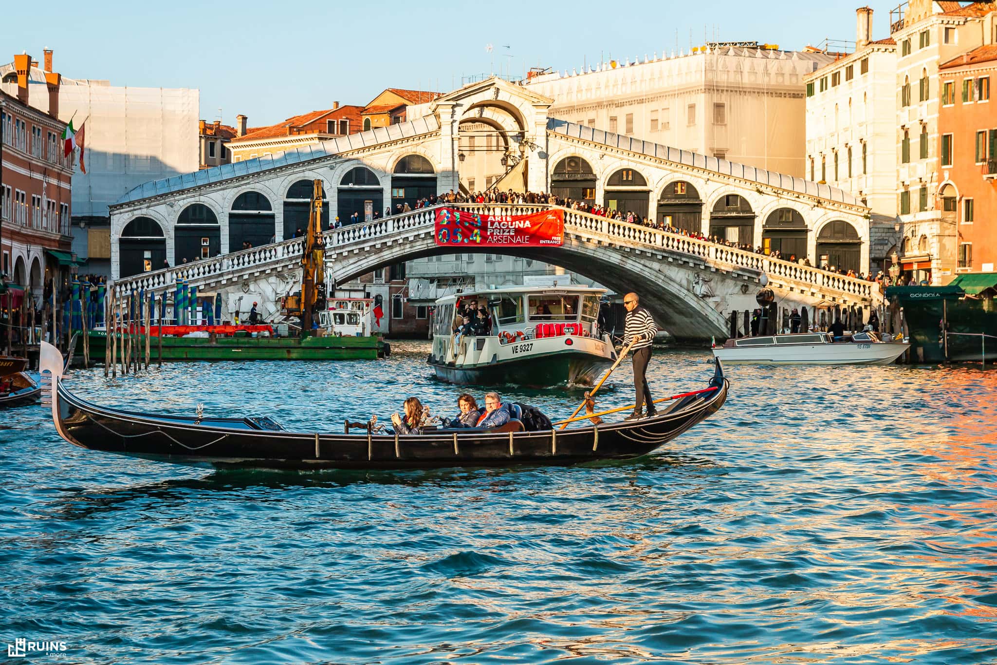 Каменный арочный мост Риальто (Ponte di Rialto) через Гранд-канал. Венеция, Италия. Поздний ренессанс. 1588–1591 гг.
