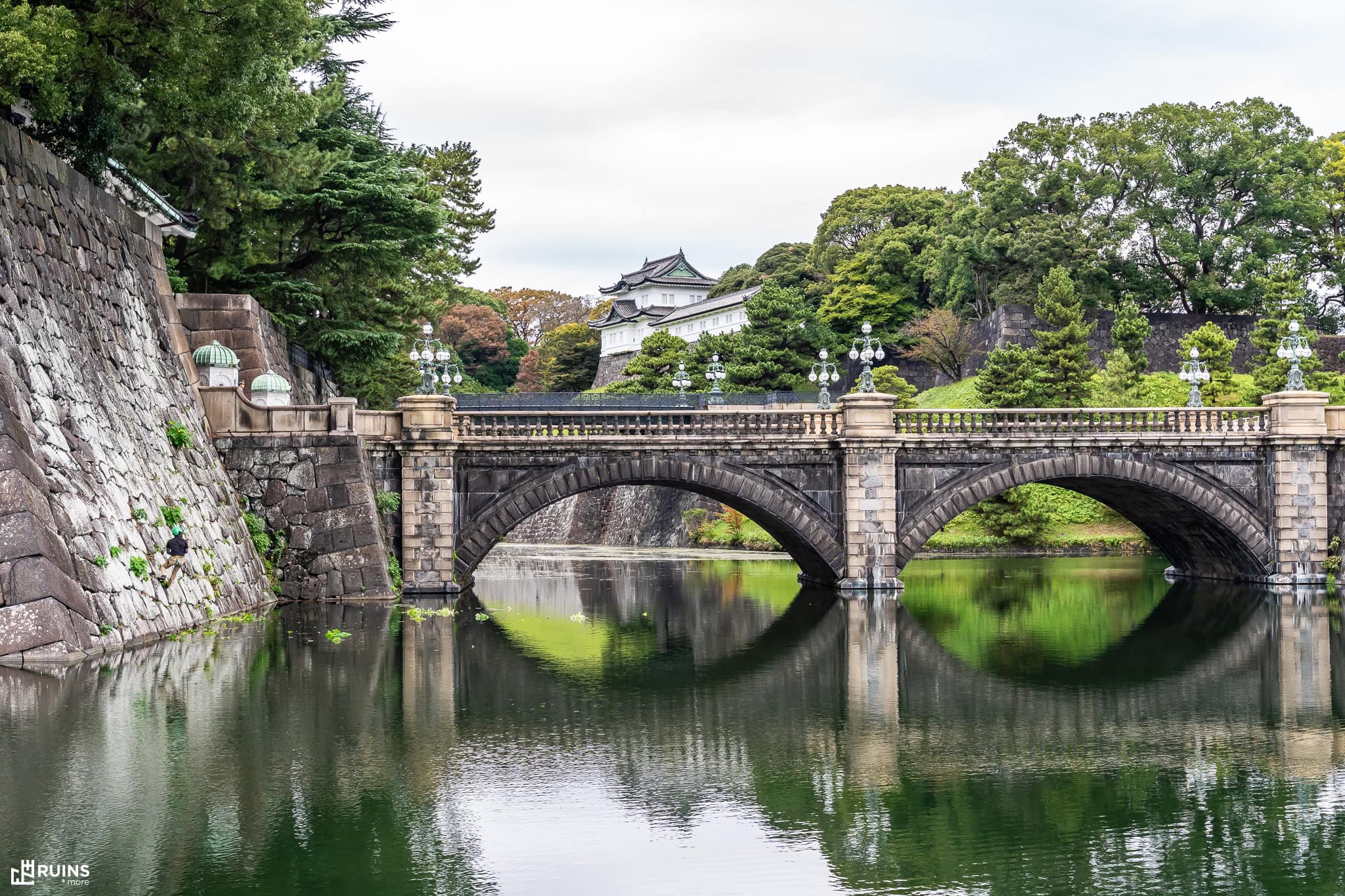 Каменный арочный мост Сэймон Исибаси (Seimon Ishibashi) через ров Императорского дворца. Токио, Япония. Европейский неоклассицизм эпохи Мэйдзи. 1889 год.
