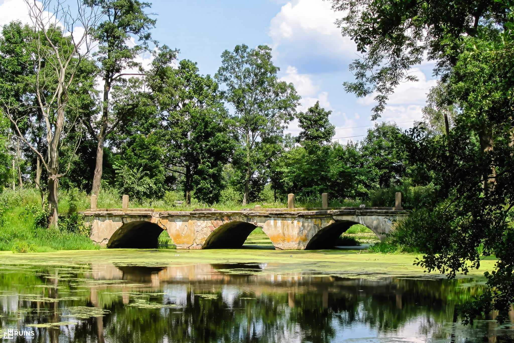 Каменный трёхарочный мост в дворцово-парковом комплексе Бишевских. Фотография 2004 г. Лынтупы, Беларусь. Неоренессанс. Около 1907 г.