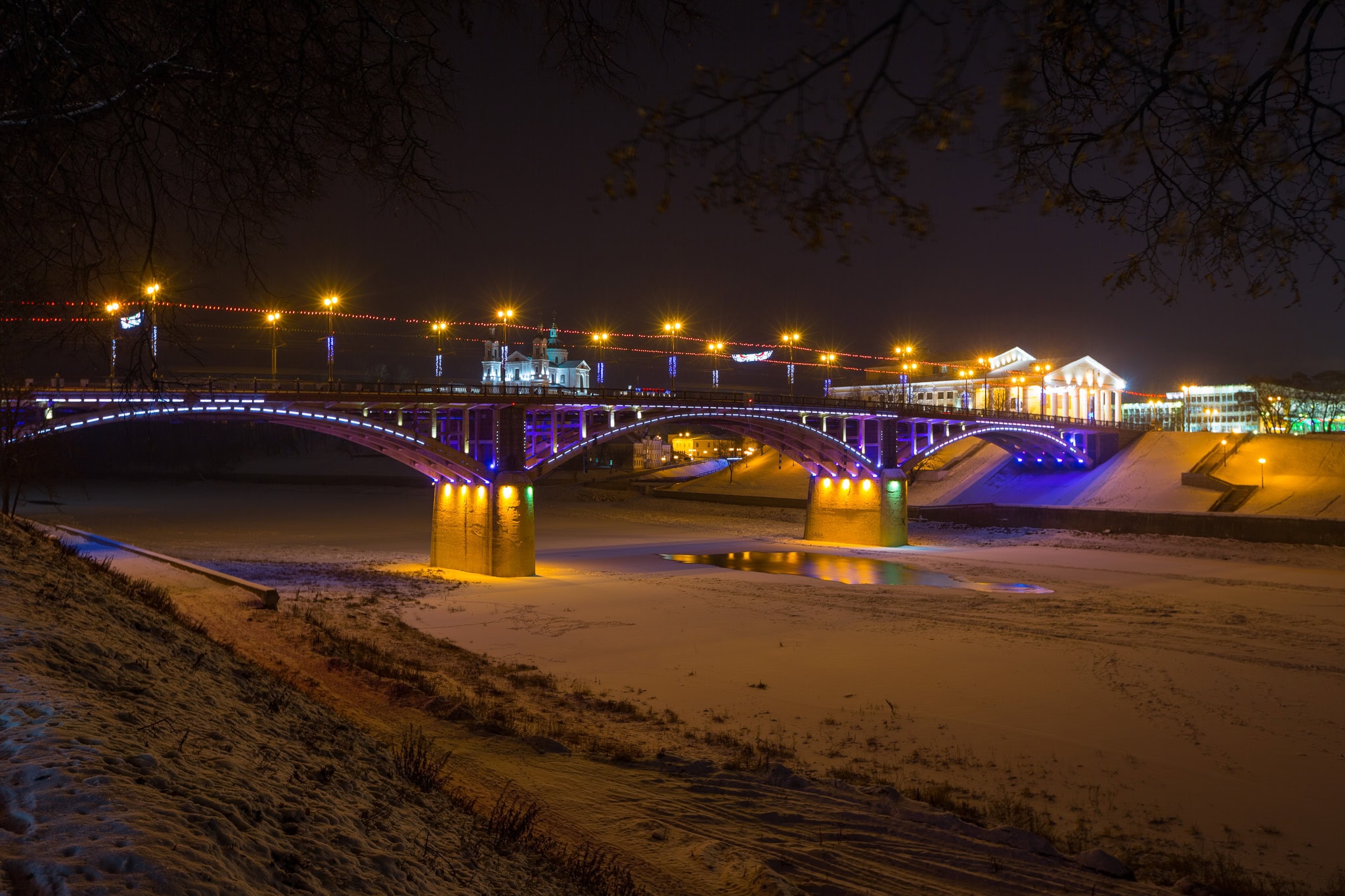 Вечерний Кировский мост через реку Западная Двина. Витебск, Беларусь. 1955 г. Фото В. Малышчица