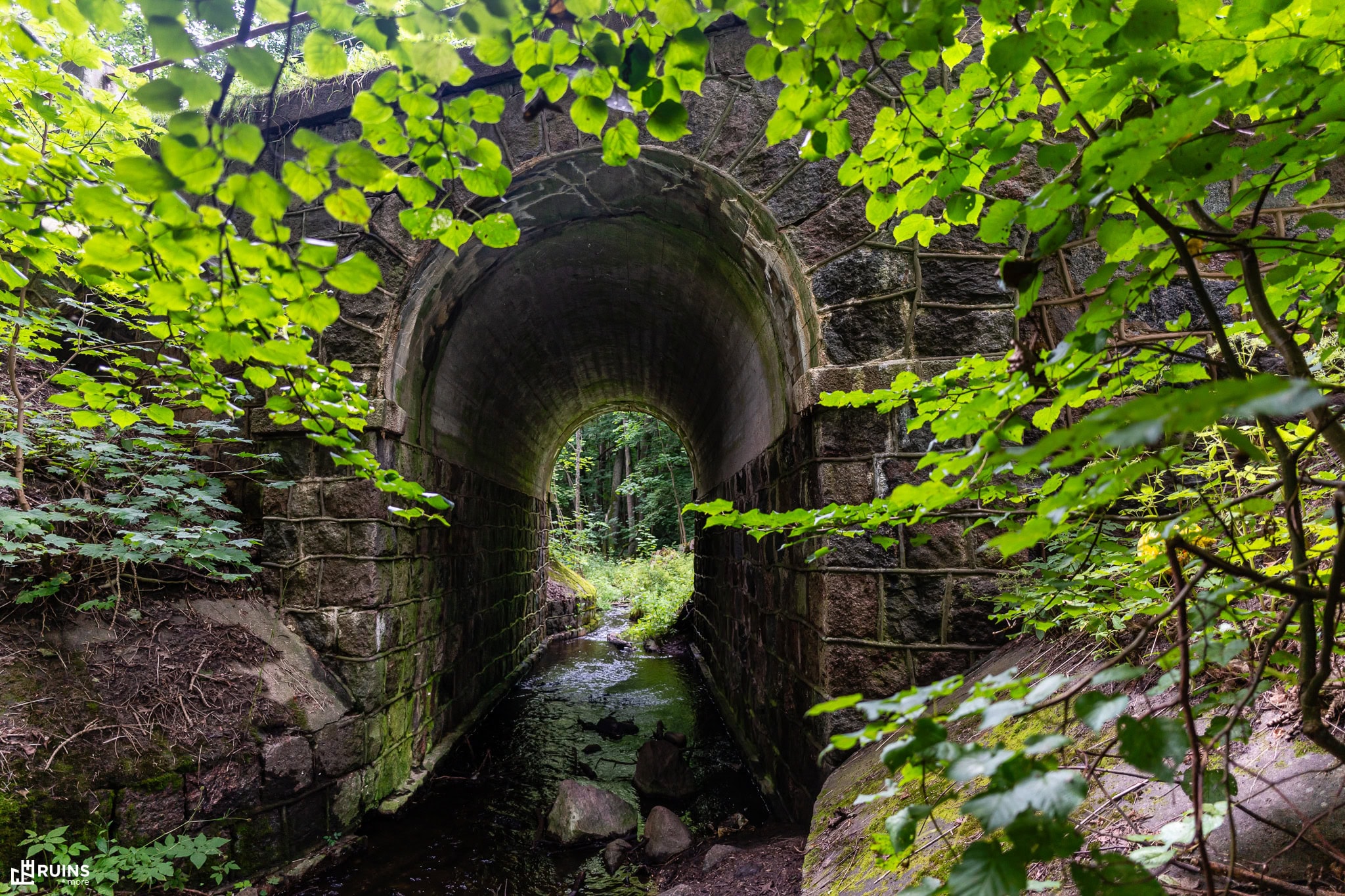 Маленький каменный арочный мост-тоннель в усадебно-парковом комплексе Плятеров. Опса, Беларусь. Около 1904 г.