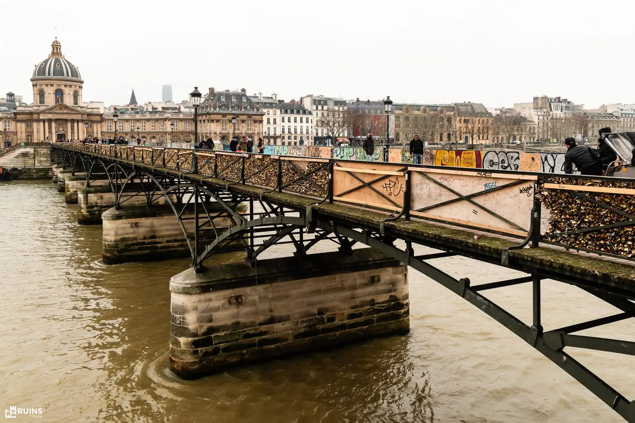 Металлический арочный пешеходный мост Пон-де-Зар (Pont des Arts) через реку Сену. Париж, Франция. Индустриальный классицизм, ранний модернизм. 1801–1804 гг.
