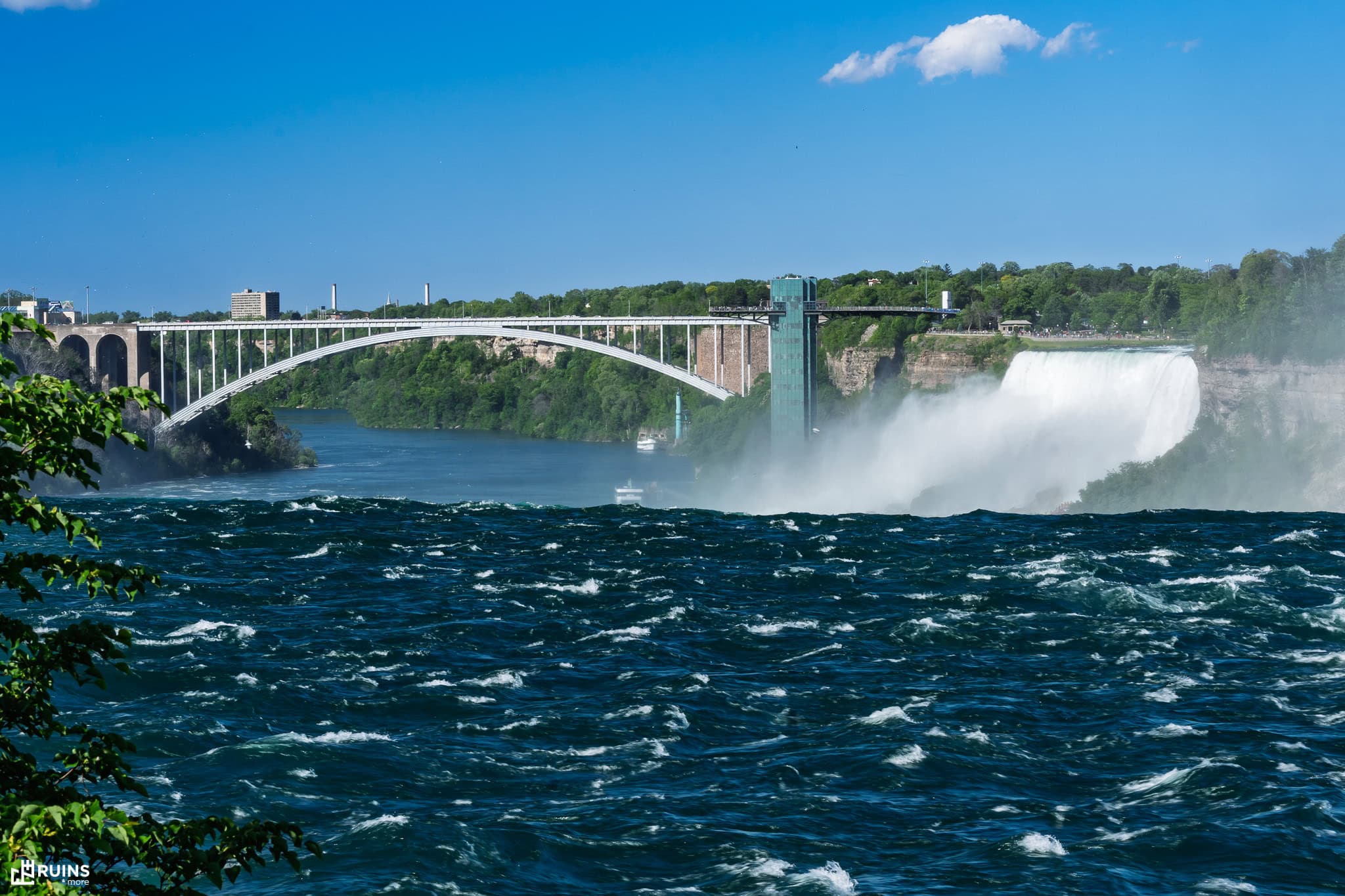 Международный мост Радуги (Rainbow Bridge) через реку Ниагара. Ниагара-Фолс, США и Ниагара-Фолс, Канада. Модернистская стальная арочная конструкция. 1940–1941 гг.