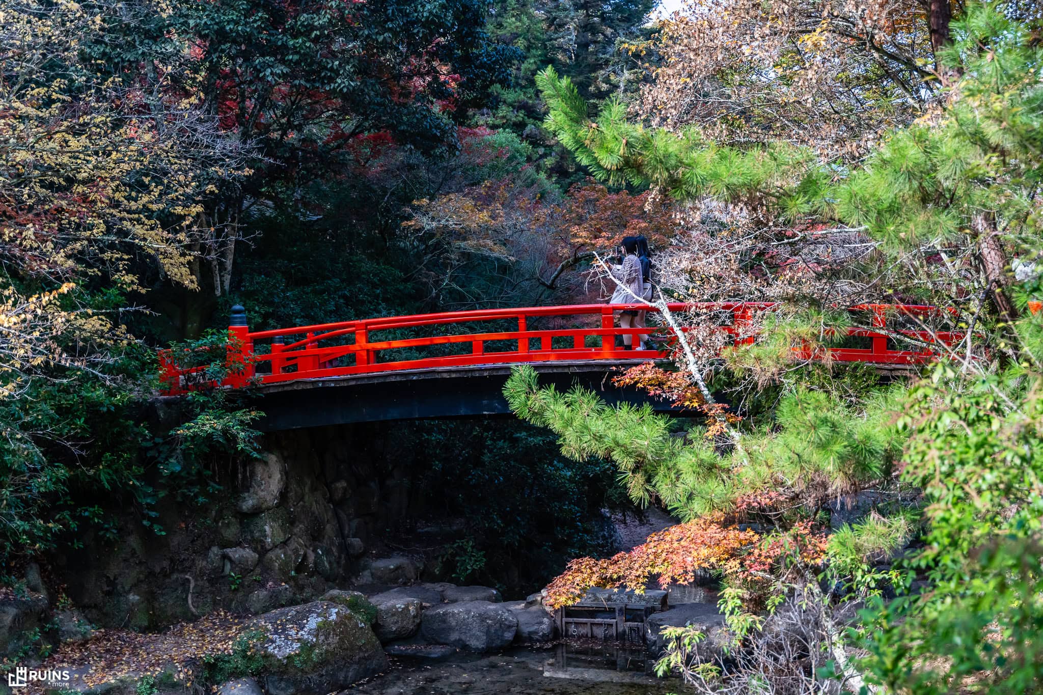 Momijidani Bridge через ручей Момидзидани. Остров Миядзима, Япония. Традиционная японская садово-парковая архитектура. XX век.