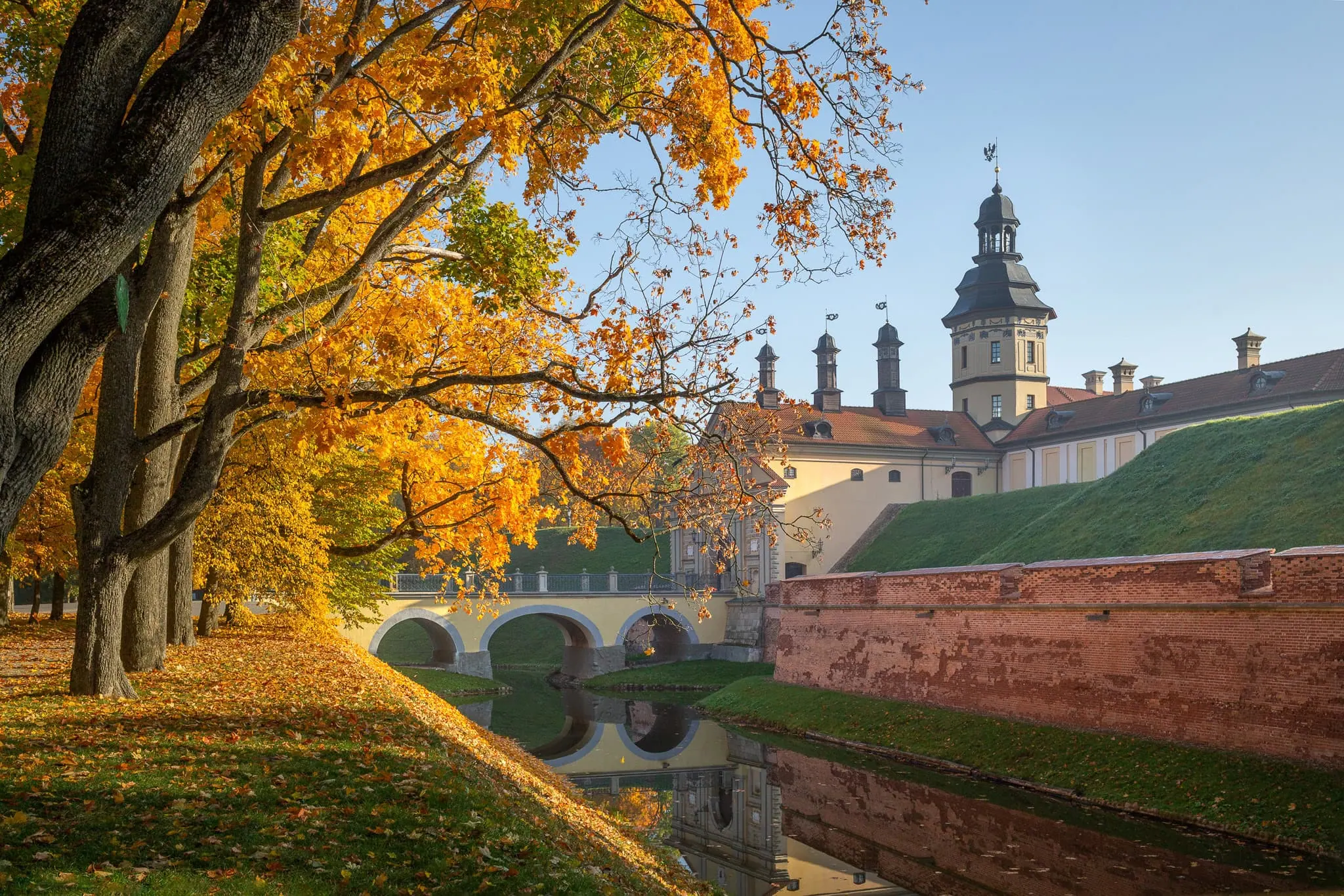 Мост через ров к дворцу Радзивиллов. Несвиж, Беларусь. Фото В. Малышчица