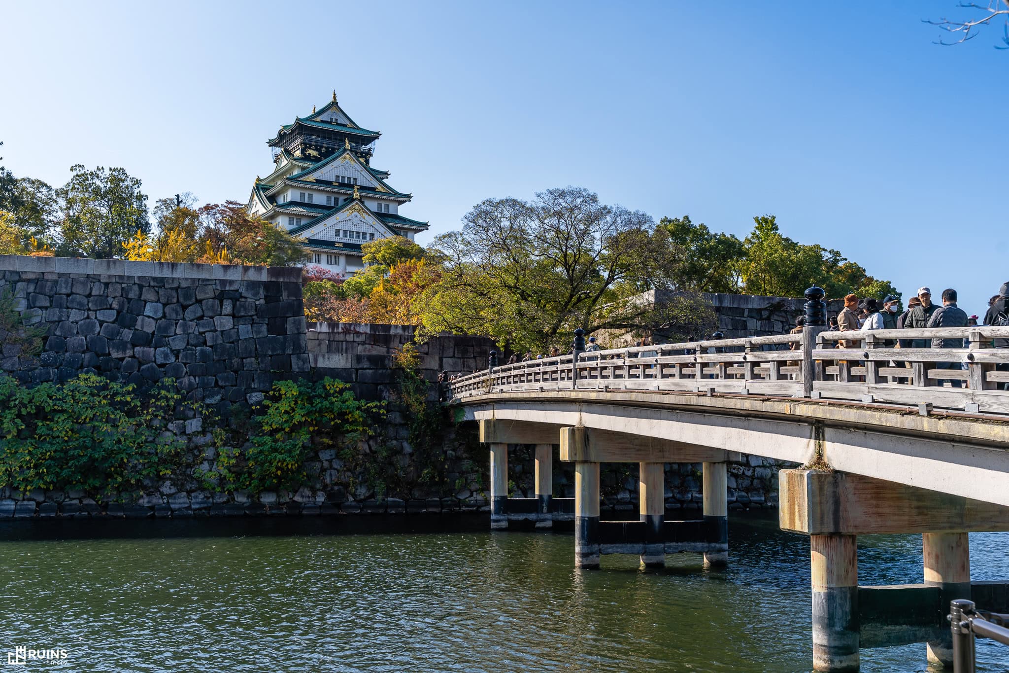 Мост Гокуракубаси через ров замка Осака. Осака, Япония. Современная железобетонная интерпретация с мотивами традиционной японской архитектуры. 1966 г.