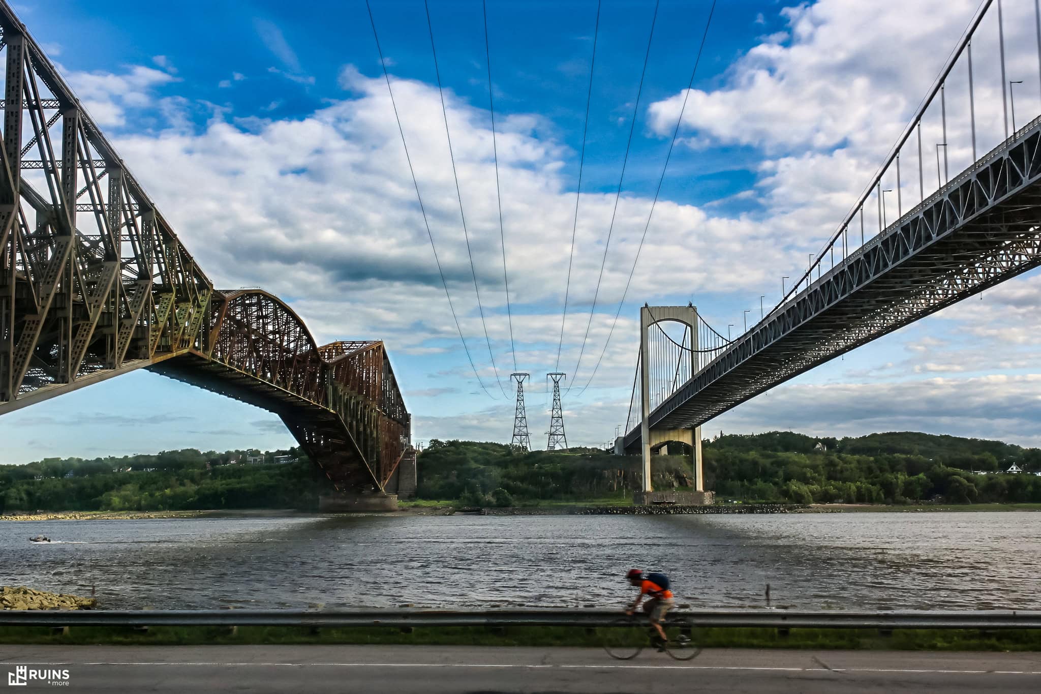 Мост Квебек (Pont de Québec, слева) и висячий мост Пьер-Лапорт (Pont Pierre-Laporte, справа) через реку Святого Лаврентия. Квебек-Сити Леви, Канада. 1900–1917 и 1966–1970 гг.