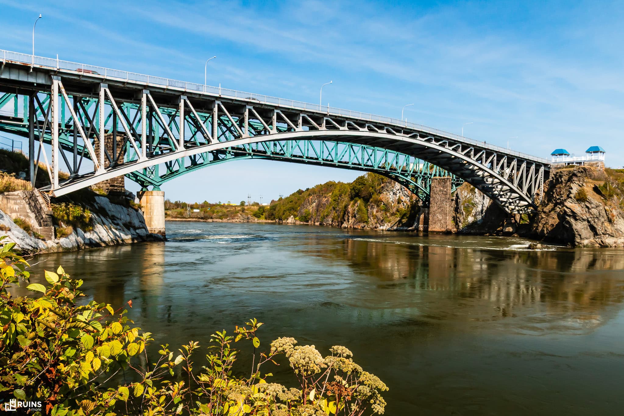 Мосты Reversing Falls над водоворотами на реке Сент-Джон в месте её встречи с приливом залива Фанди. Сент-Джон, Нью-Брансуик, Канада. Стальные ферменные мосты конца XIX иначала XX в.