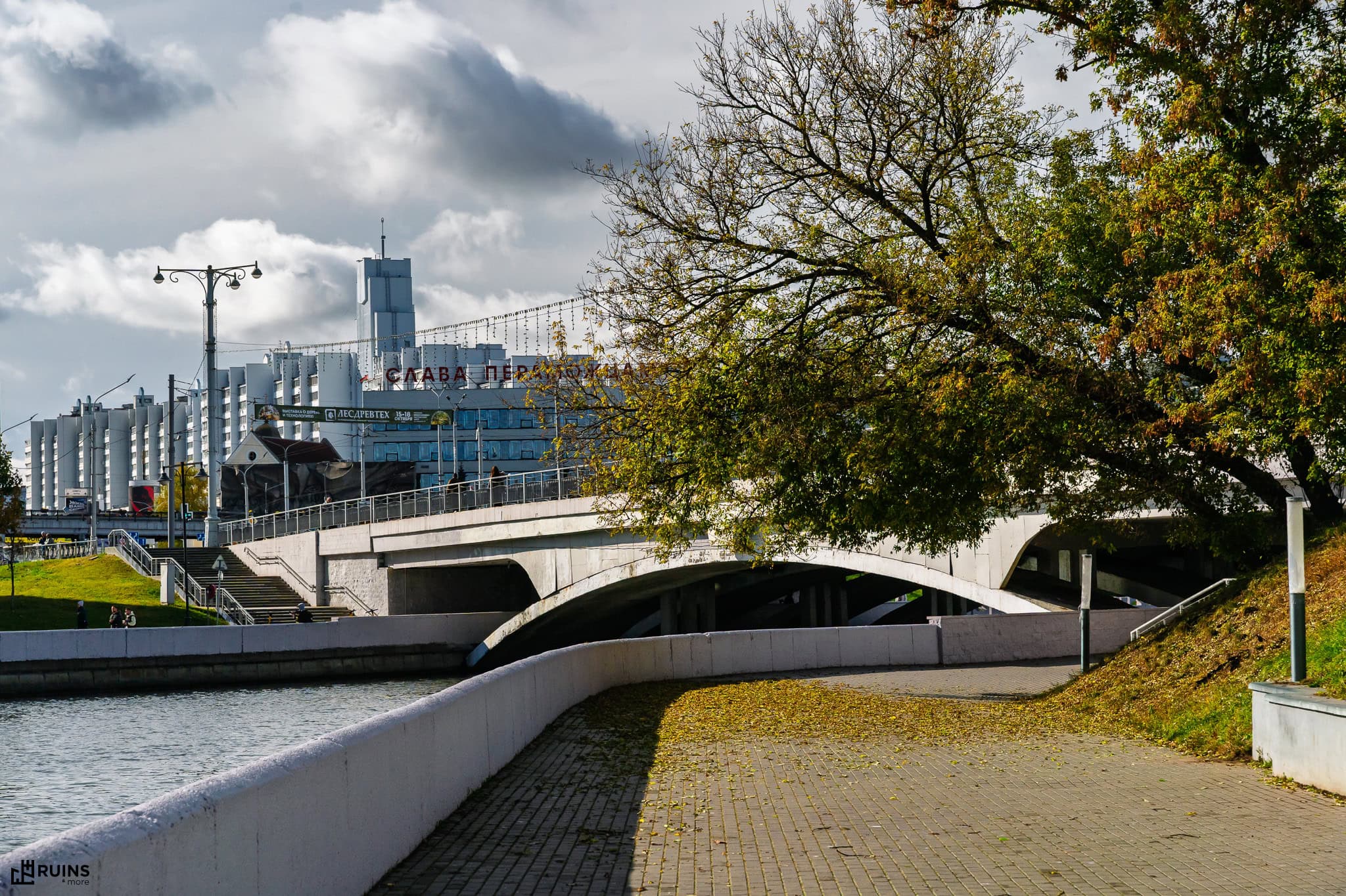 Набережная и Хлусов мост - наследник самого старого минского моста через Свислочь. Минск, Беларусь. Послевоенный советский модернизм. 1967 г.