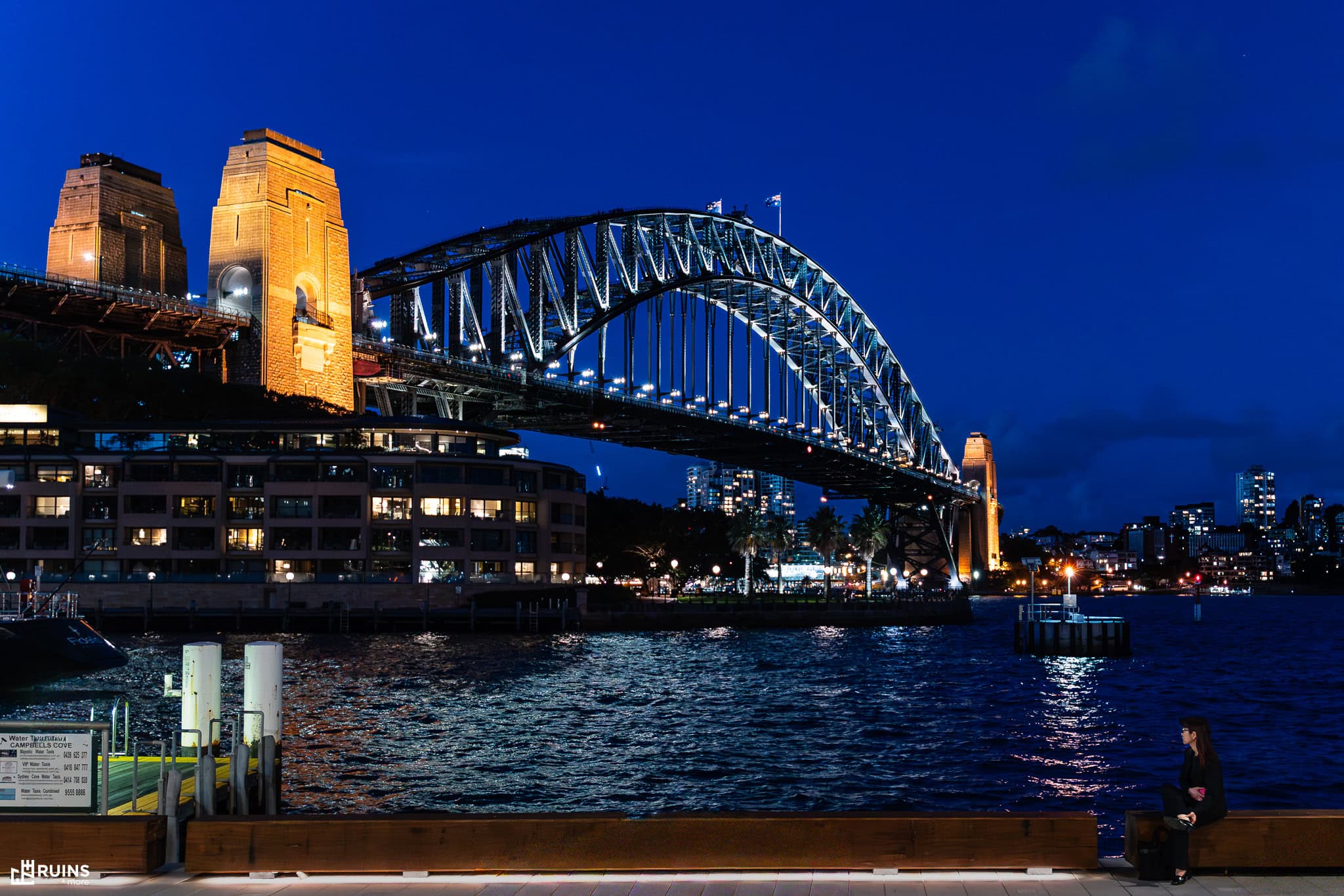 Ночной вид на сиднейский стальной Харбор-Бридж с гранитными пилонами в стиле ар-деко. Сидней, Австралия. Модернизм. 1923–1932 гг.