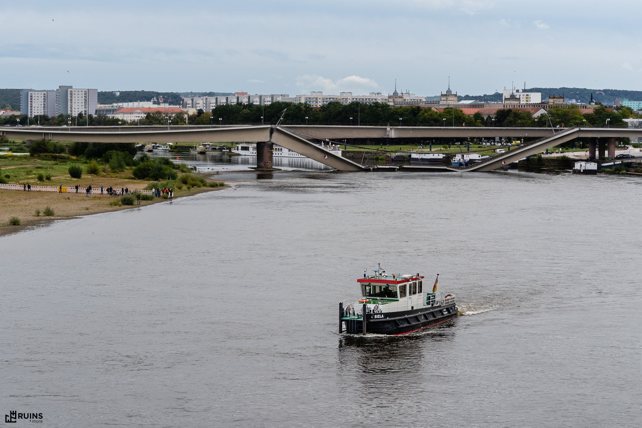 Обрушившийся мост Карола постройки врмён ГДР через реку Эльбу. Дрезден, Германия. Послевоенный функционализм, железобетонный балочный (box-girder) мост. 1967–1971 годы.