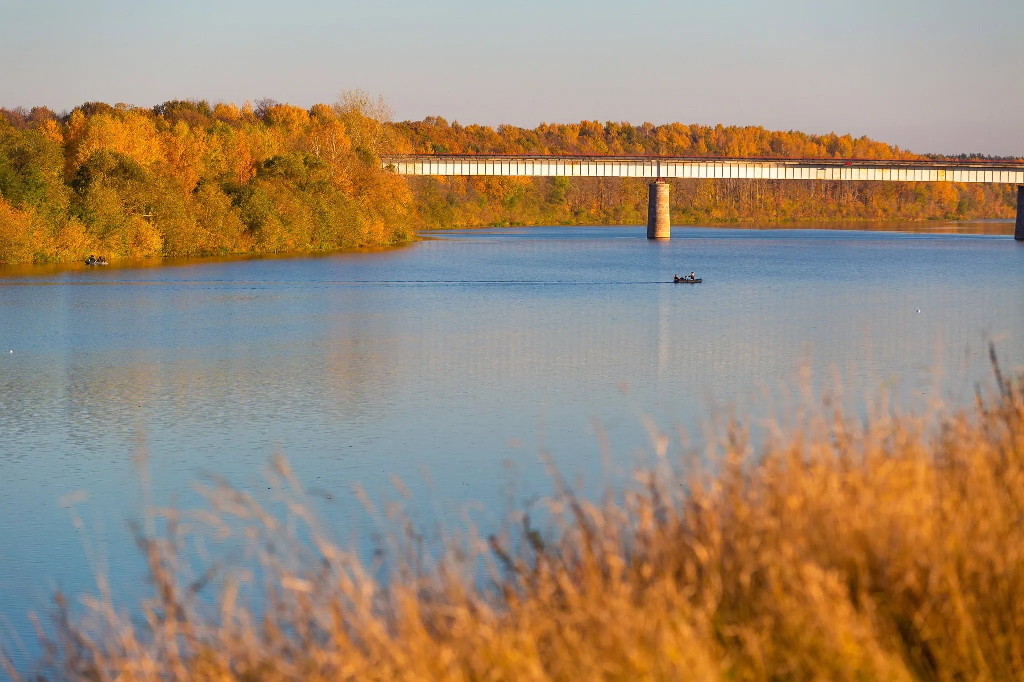 Осенний мост через реку Западная Двина. Улла, Беларусь. Фото В. Малышчиц