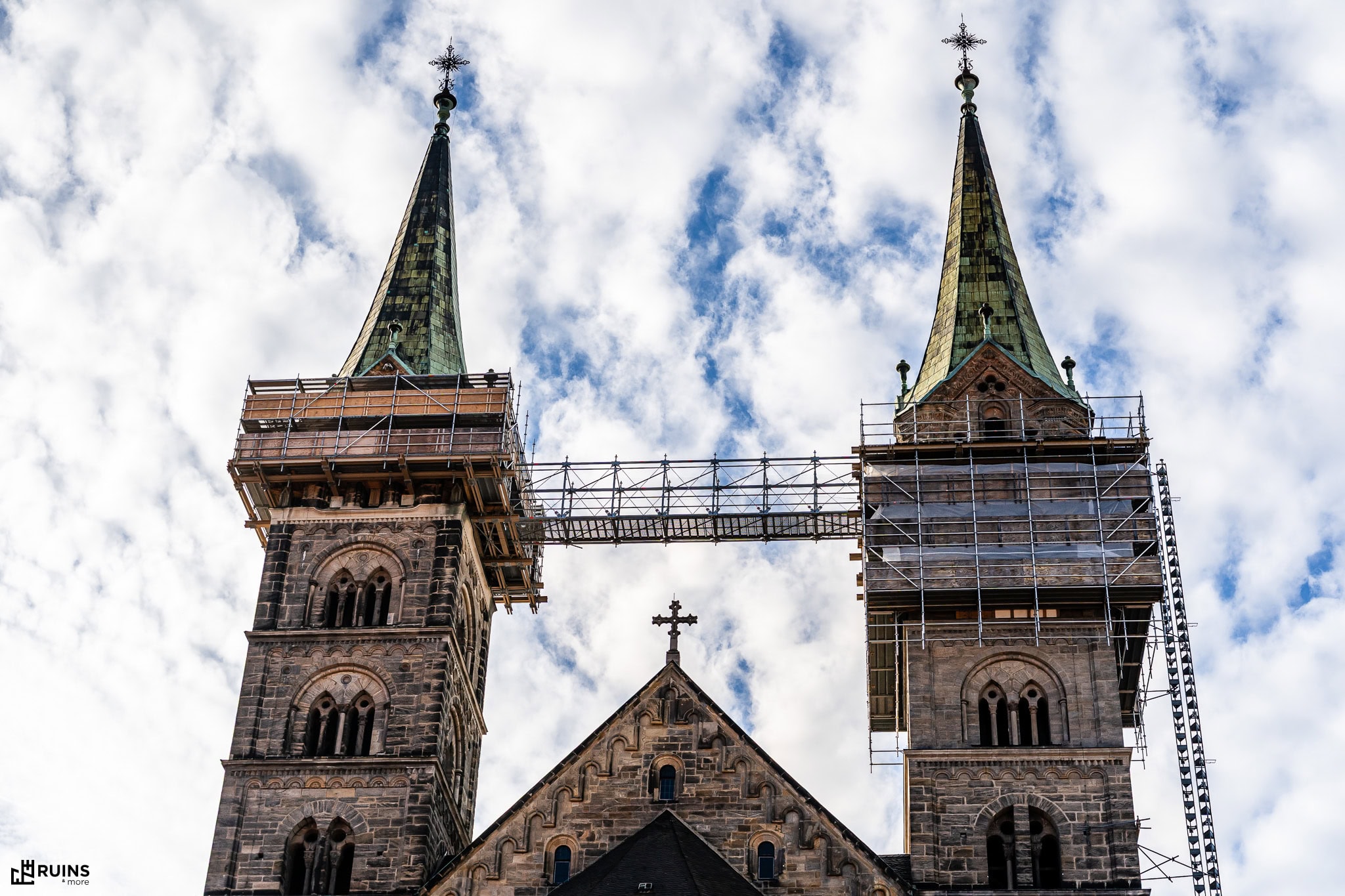 Пешеходный мост для реставрационных работ между башнями романского кафедрального собора св. Петра и св. Георгия. Бамберг, Германия