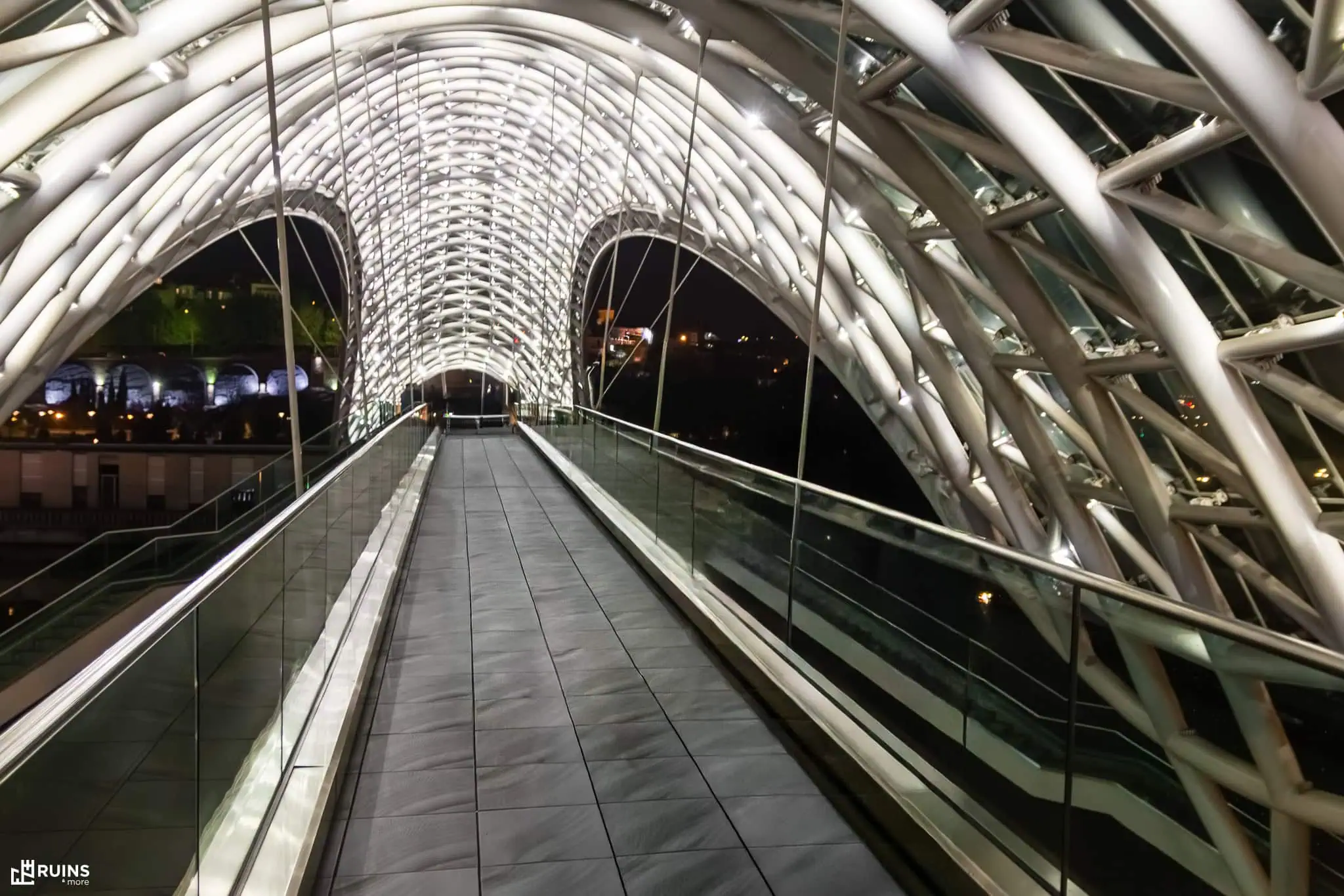 Пешеходный мост Мира через реку Куру (Мтквари). Тбилиси, Грузия. Хай-тек. 2010 г.