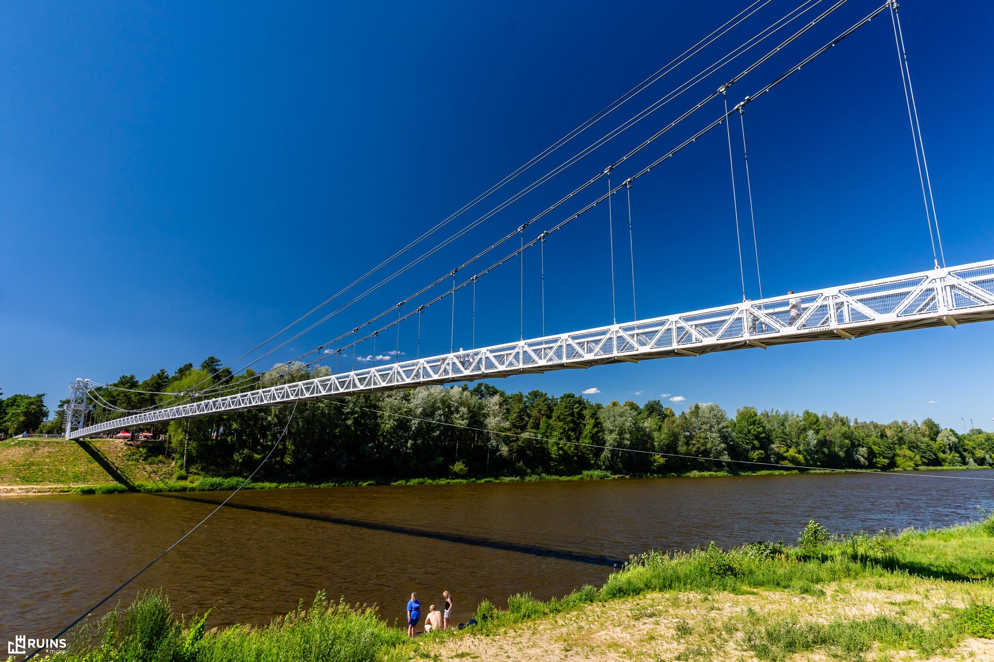 Подвесной стальной пешеходный мост через реку Неман. Мосты, Беларусь. Советский модернизм. 1972 год (капитальная реконструкция 2024–2025 гг.).
