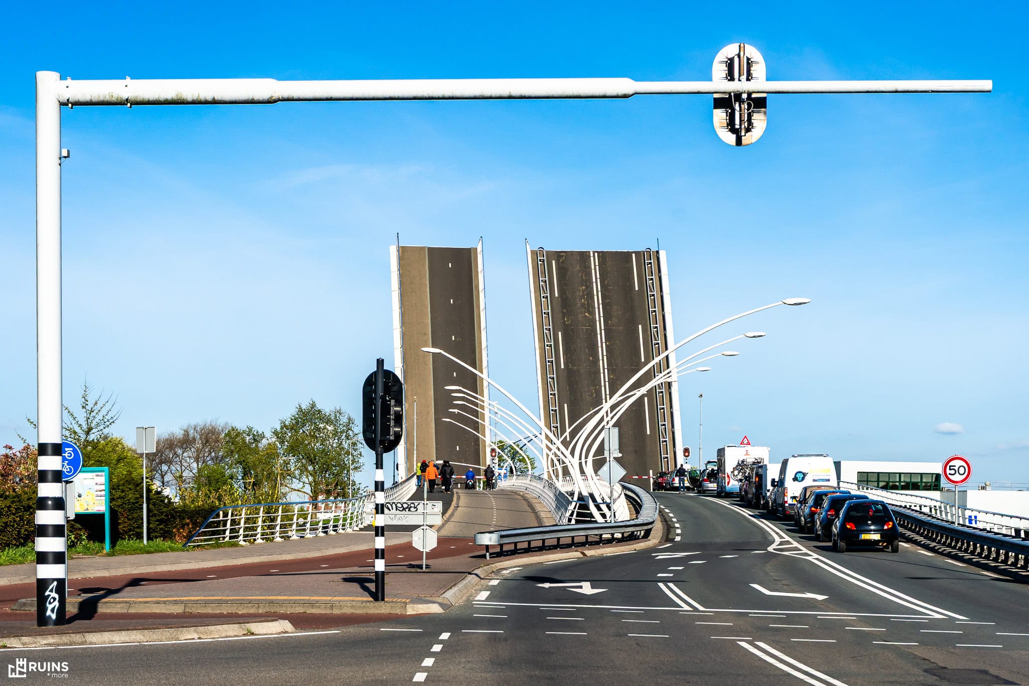 Разводной мост Юлианабрюг (Julianabrug) через реку Заан. Заандайк, район Заансе Сханс, Нидерланды. Современная инженерная архитектура. 2009 год.