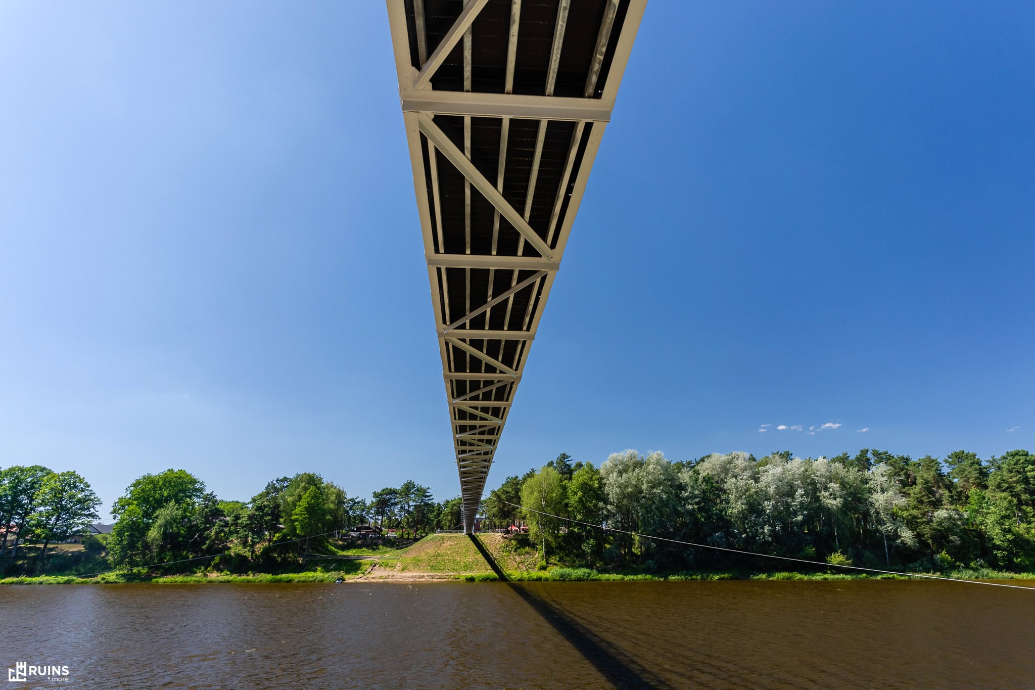 Самый длинный в Беларуси подвесной пешеходный мост через реку Неман. Вид снизу. Мосты, Беларусь. Советский модернизм. 1972 год (капитальная реконструкция 2024–2025 гг.).
