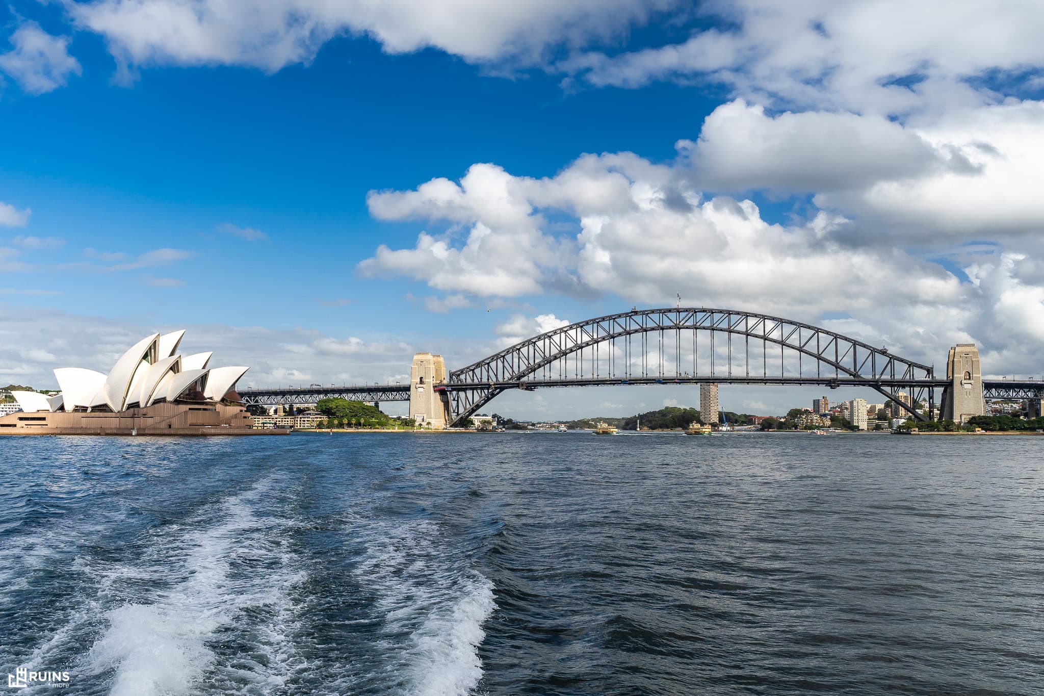 Сиднейский Харбор-Бридж через бухту Порт-Джексон. Сидней, Австралия. Стальной арочный мост раннего модернизма, выдающийся инженерный объект XX века. 1923–1932гг.