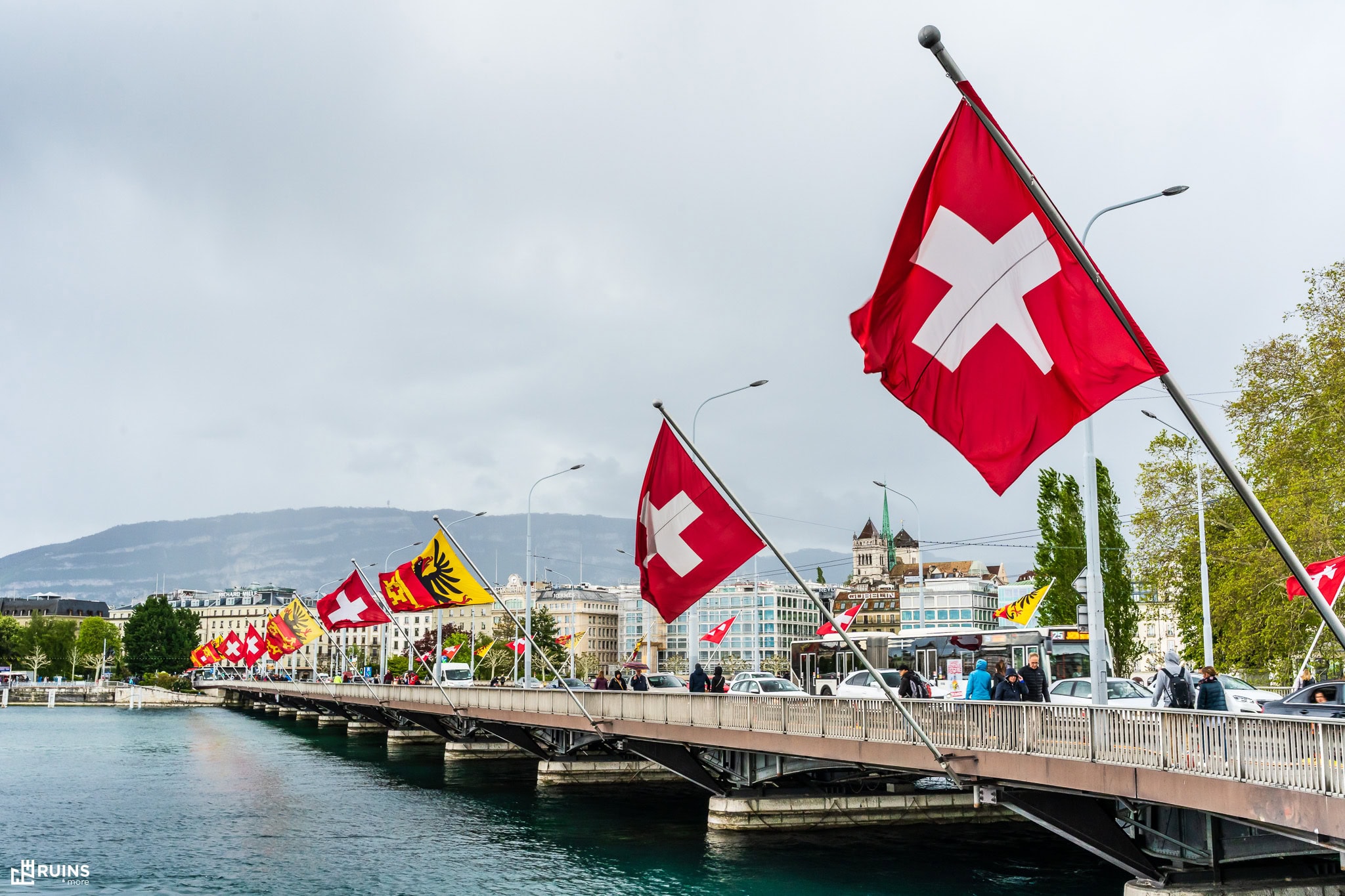 Стальной многопролётный автодорожный мост Пон-дю-Мон-Блан (Pont du Mont-Blanc) через реку Рону у выхода из Женевского озера. Женева, Швейцария. 1862 год.