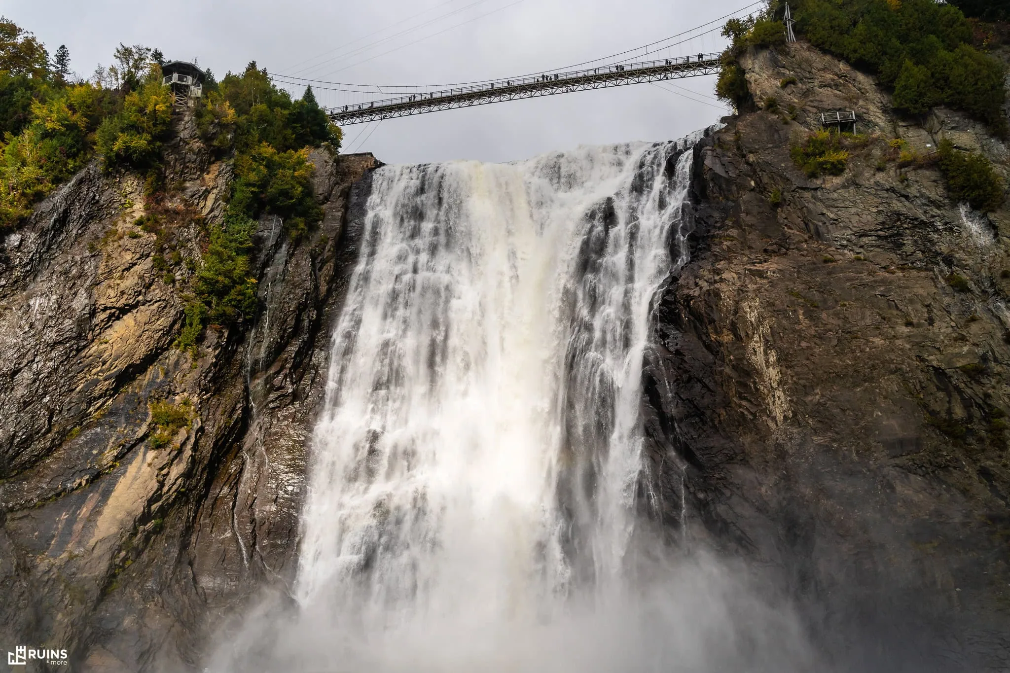 Стальной подвесной пешеходный мост над водопадом Монморанси (Montmorency Falls). Квебек-Сити, Канада. XX в.