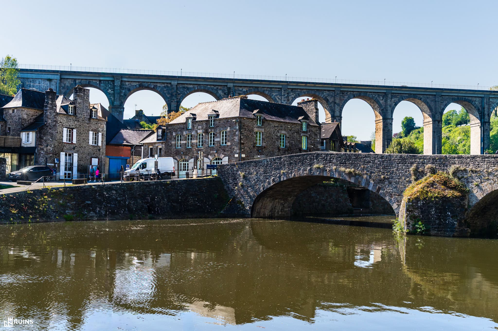 Старый средневековый каменный мост (Vieux Pont) через реку Ранс и гранитный железнодорожный виадук XIX века через её ущелье. Динан, Франция. Виадук — около 1852 г.