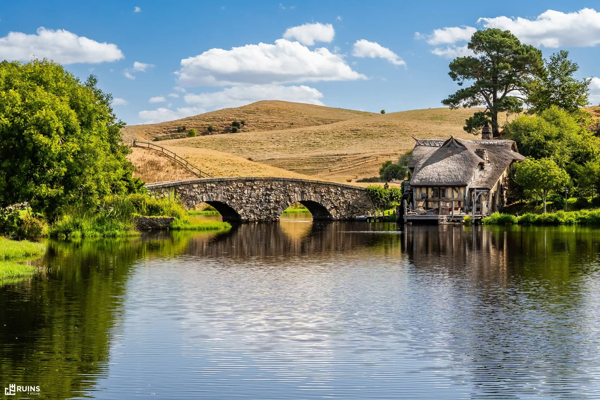 В гостях у сказки. Каменный мост у мельницы Хоббитона через пруд Воды (The Water). Матамата, Новая Зеландия. Кинодекорация. Конец XX века.