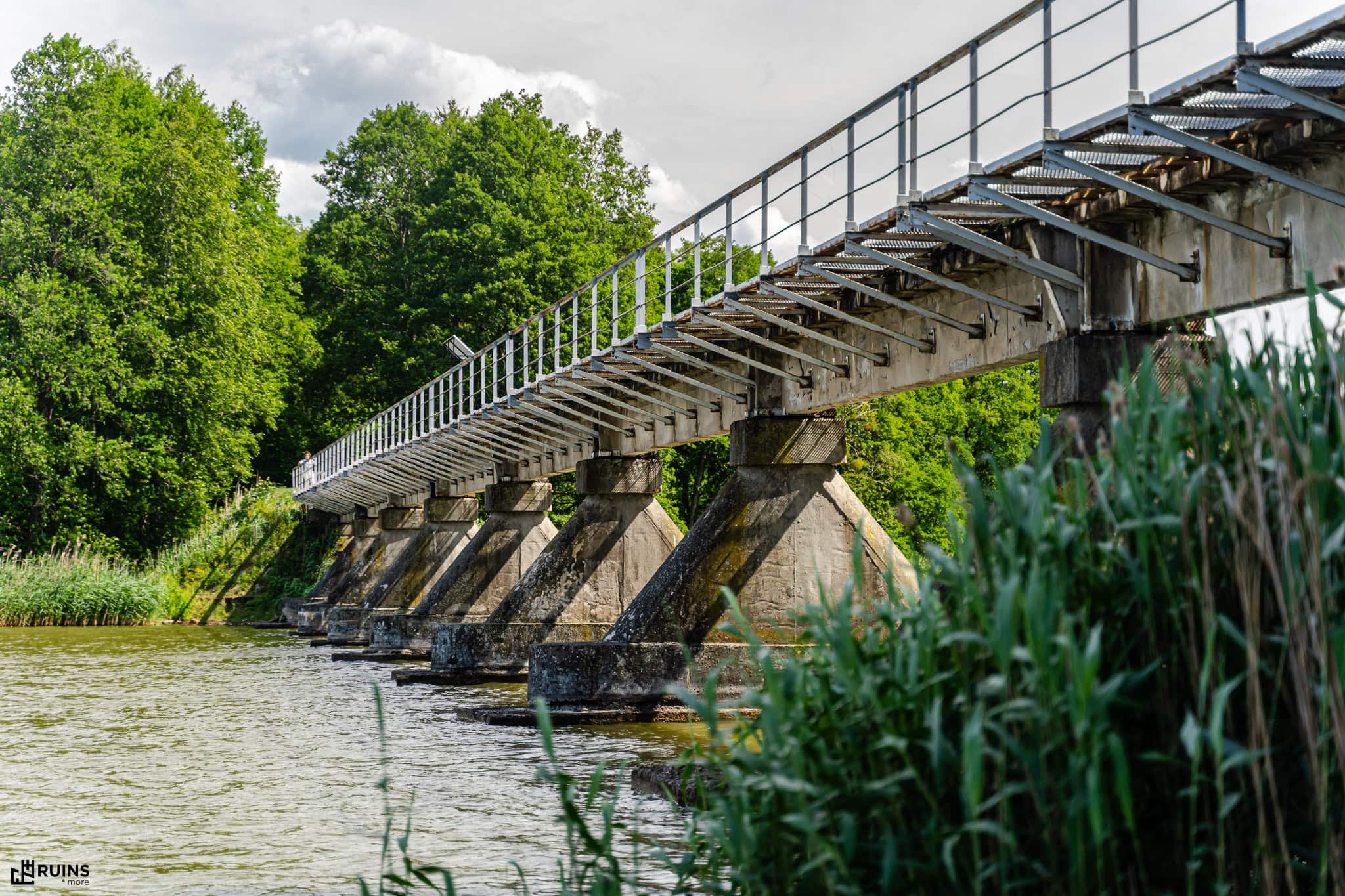 Железнодорожный мост узкоколейной линии через озеро Белое. Заказник «Озёрный», Беларусь. Середина XX в.