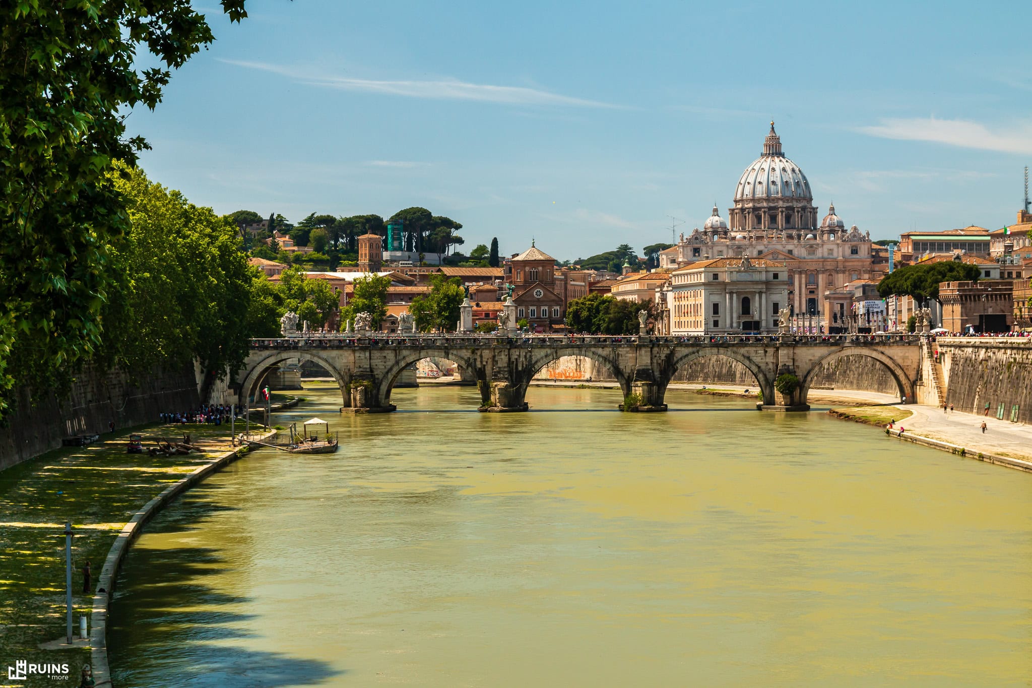 Золотом на голубом. Мост Сант-Анджело (Ponte Sant’Angelo) через реку Тибр. Рим, Италия. Античная римская архитектура с барочной скульптурой. 134 год н.э., скульптуры XVII в.