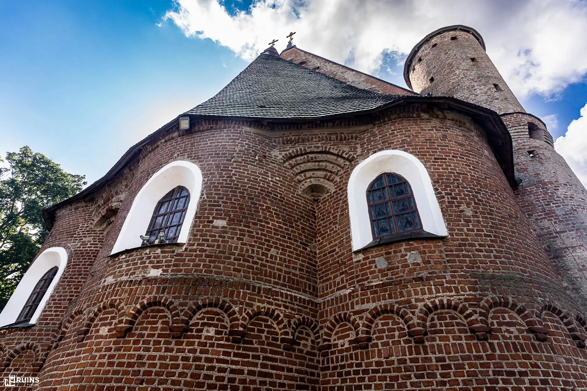 Аркатурный пояс ломбардского типа на апсидах церкви Святого Михаила Архангела. 1320-е гг. Сынковичи, Беларусь