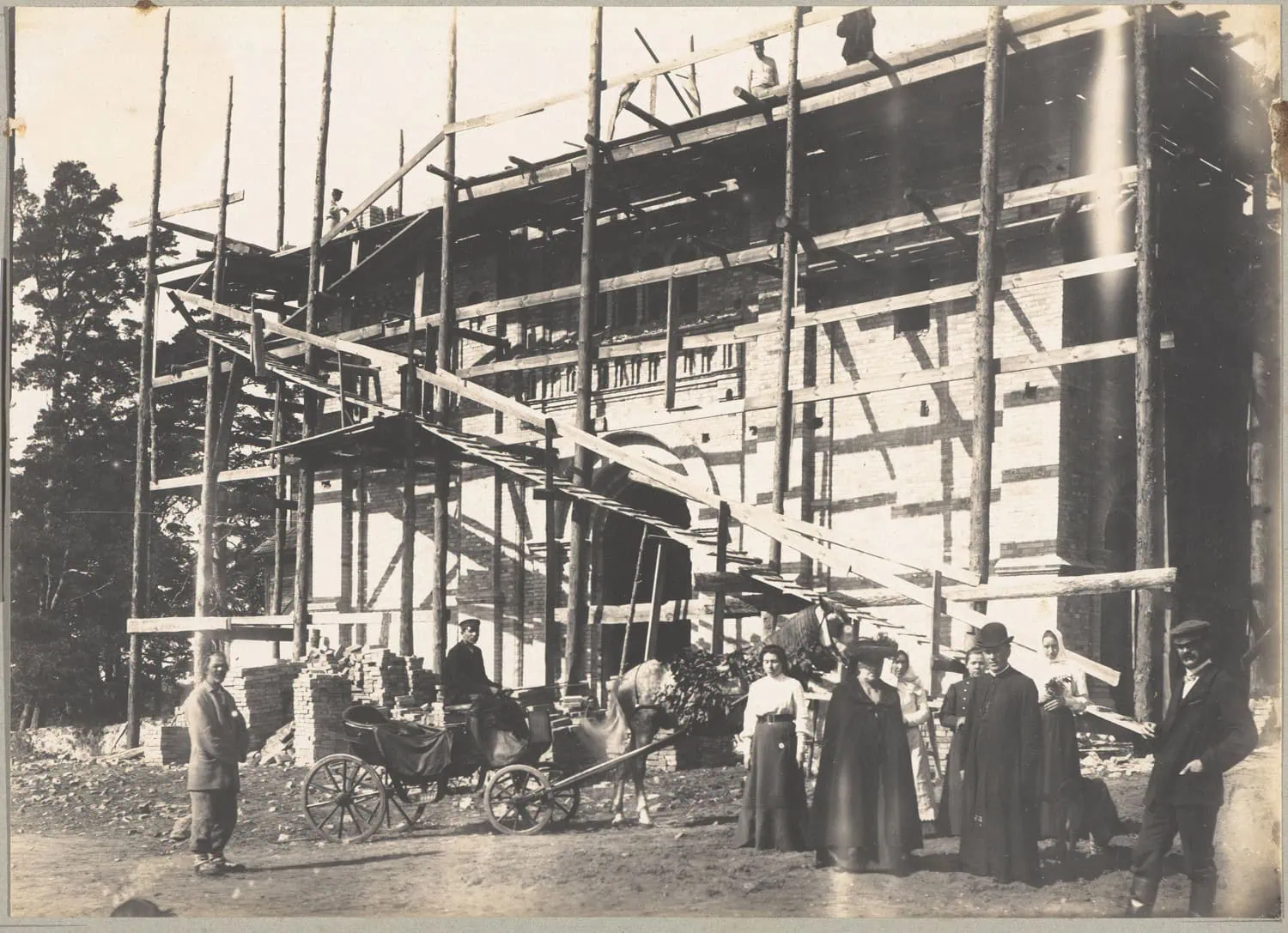 Предположительно ксёндз Казимир Сталевский, Д.Д. Маврос, его жена, прораб стройки белогрудского костела. Весна 1906 г. Источник - Музей фотографии в Кракове.