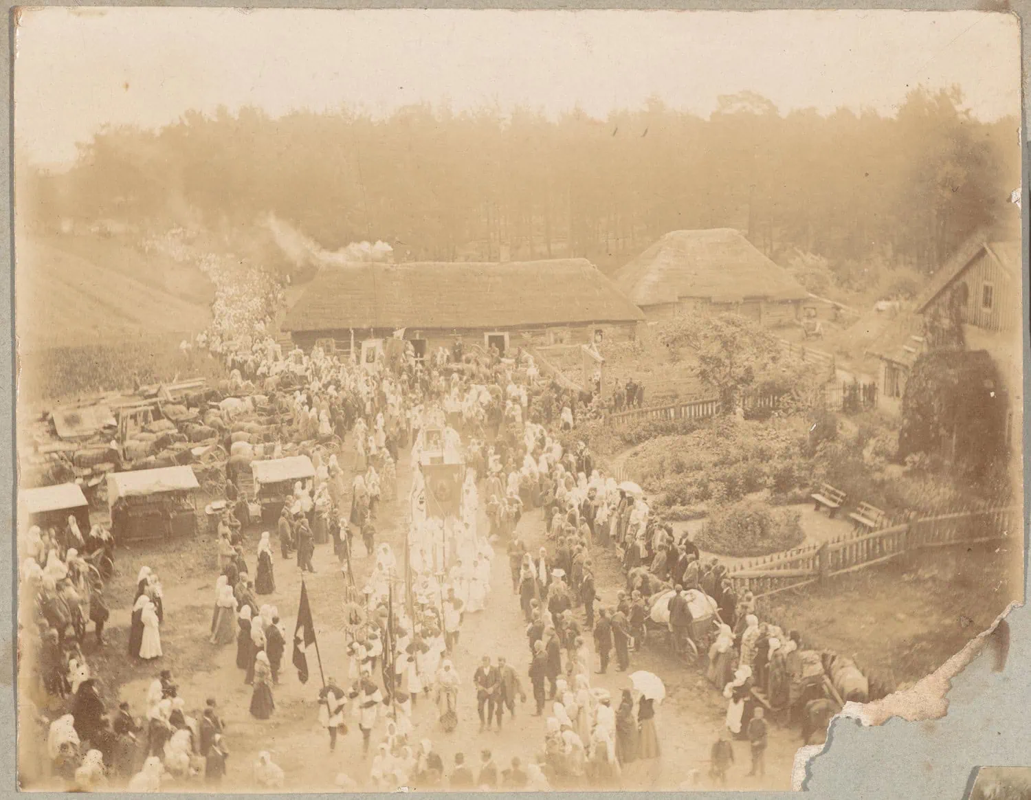 Шествие. Вид с башни костёла. Белогруда, 1907 или 1908 г. Источник - Музей фотографии в Кракове. Автор - A. Woźnicki