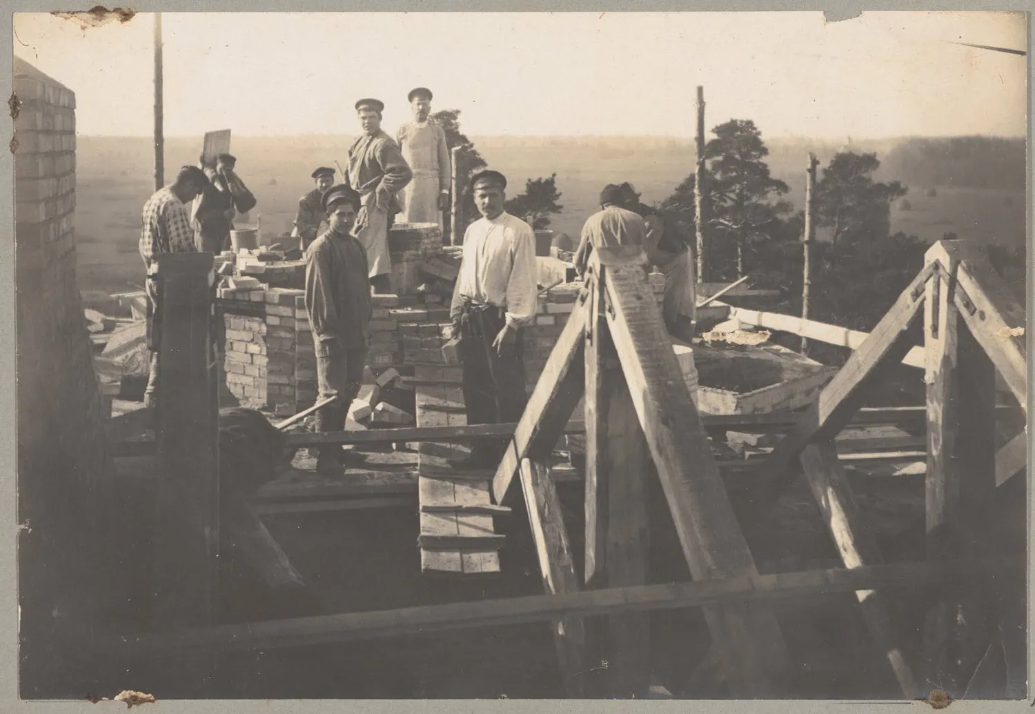 Возведение башни костёла св. Михаила Архангела. Белогруда, около 1905-1907 гг.. Источник - Музей фотографии в Кракове.